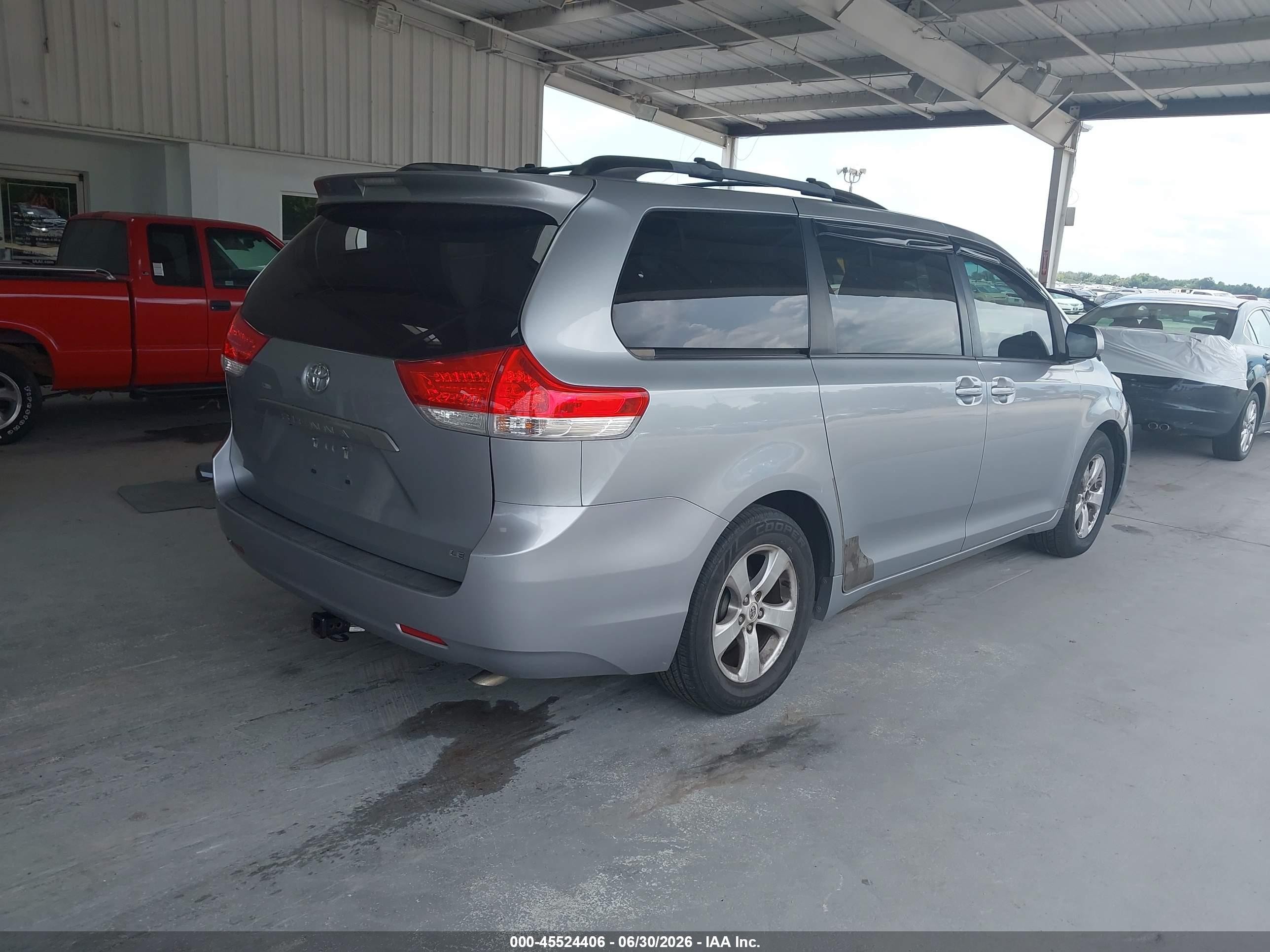 2013 Toyota Sienna Le V6 8 Passenger Silver vin: 5TDKK3DC3DS316391