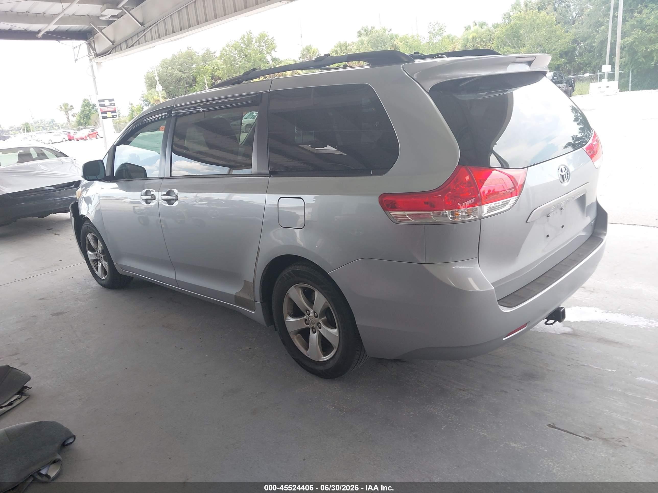 2013 Toyota Sienna Le V6 8 Passenger Silver vin: 5TDKK3DC3DS316391