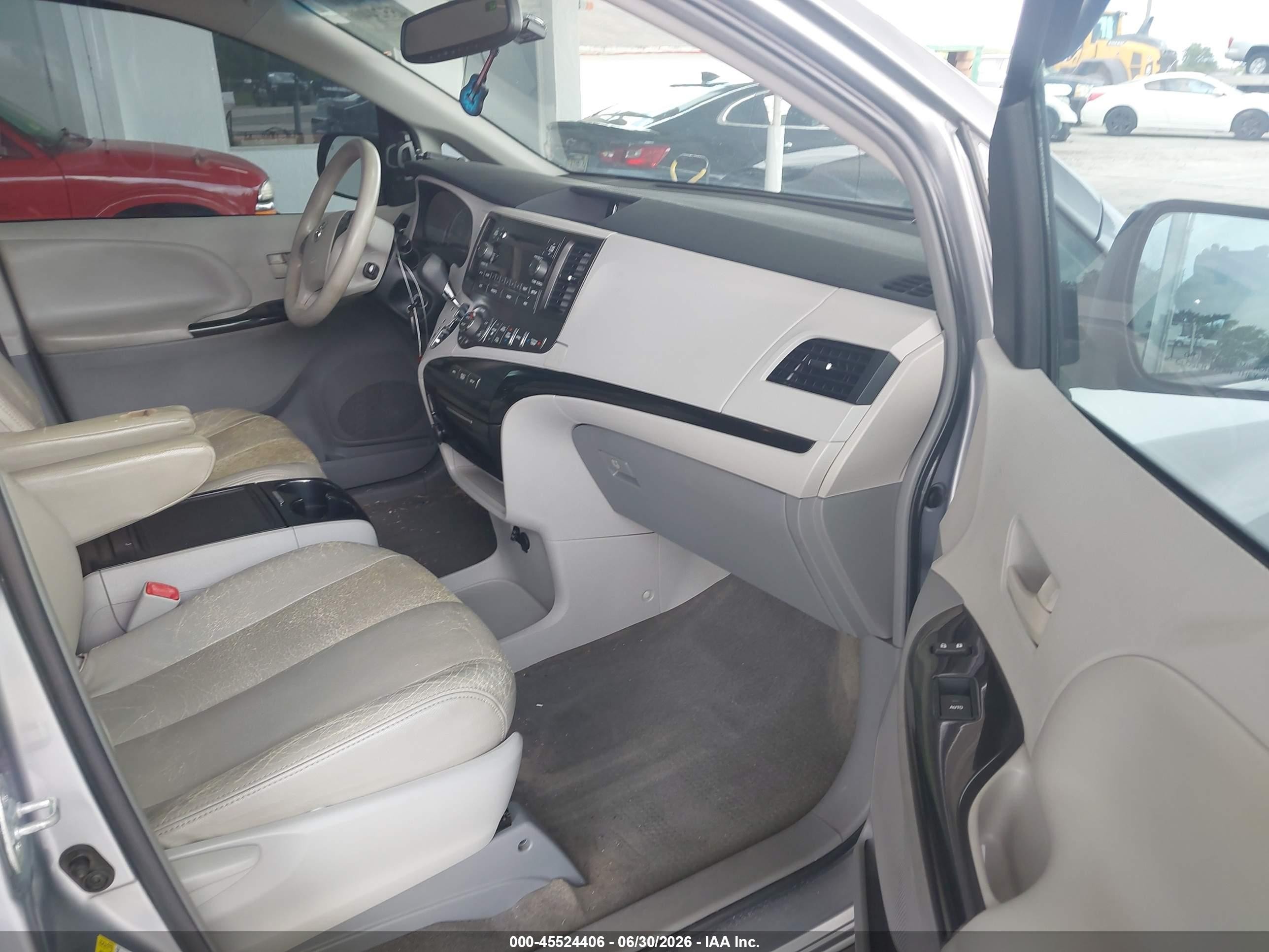 2013 Toyota Sienna Le V6 8 Passenger Silver vin: 5TDKK3DC3DS316391
