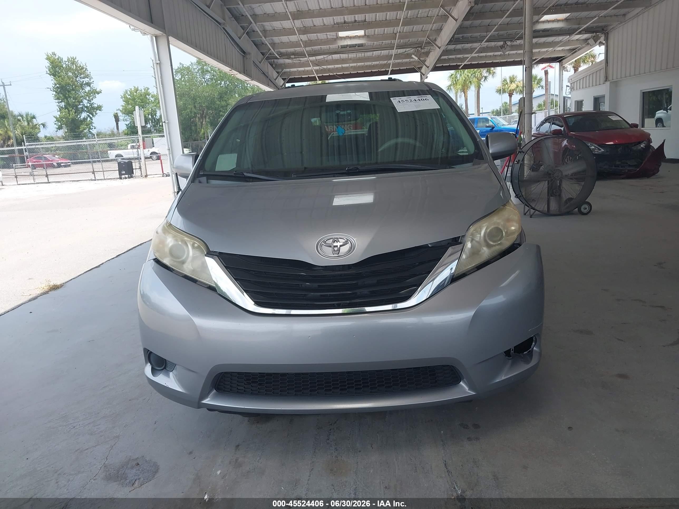 2013 Toyota Sienna Le V6 8 Passenger Silver vin: 5TDKK3DC3DS316391