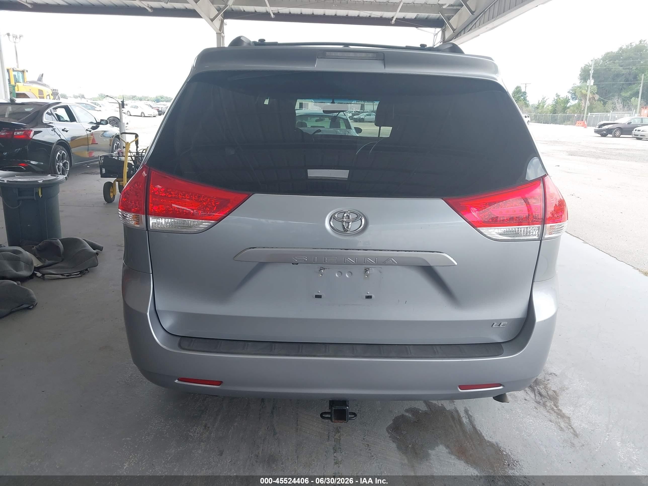 2013 Toyota Sienna Le V6 8 Passenger Silver vin: 5TDKK3DC3DS316391