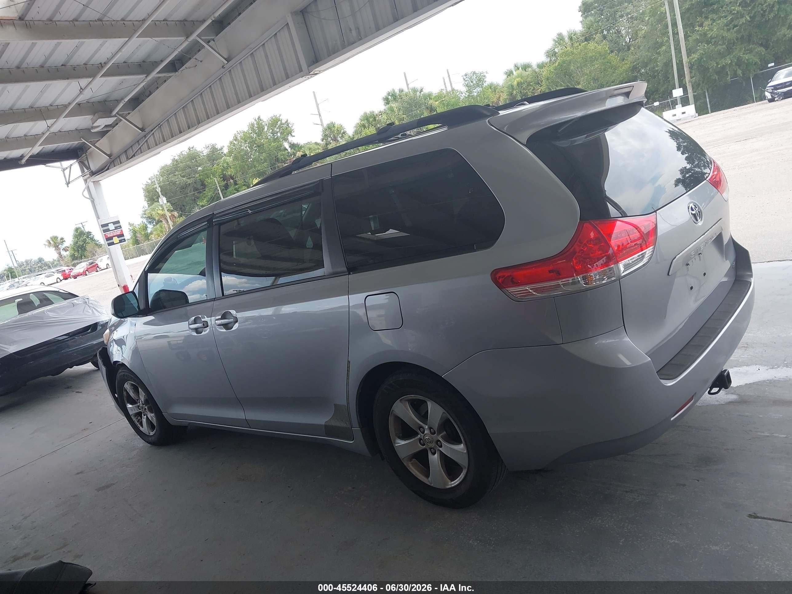 2013 Toyota Sienna Le V6 8 Passenger Silver vin: 5TDKK3DC3DS316391