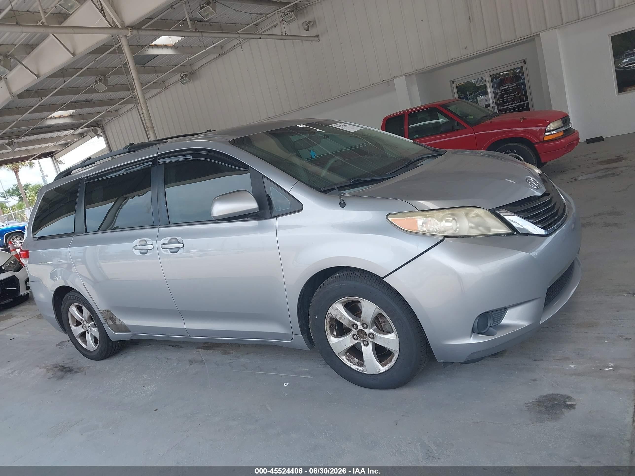 2013 Toyota Sienna Le V6 8 Passenger Silver vin: 5TDKK3DC3DS316391