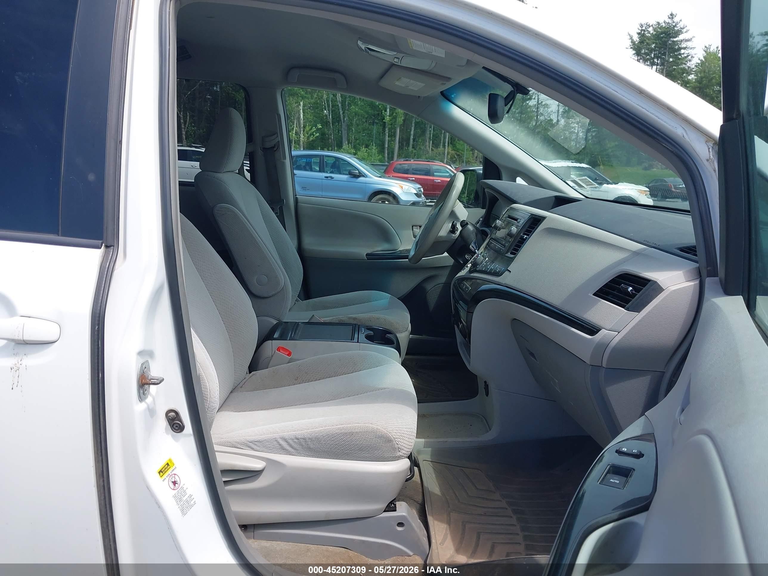 2013 Toyota Sienna Le V6 8 Passenger White vin: 5TDKK3DC3DS340111