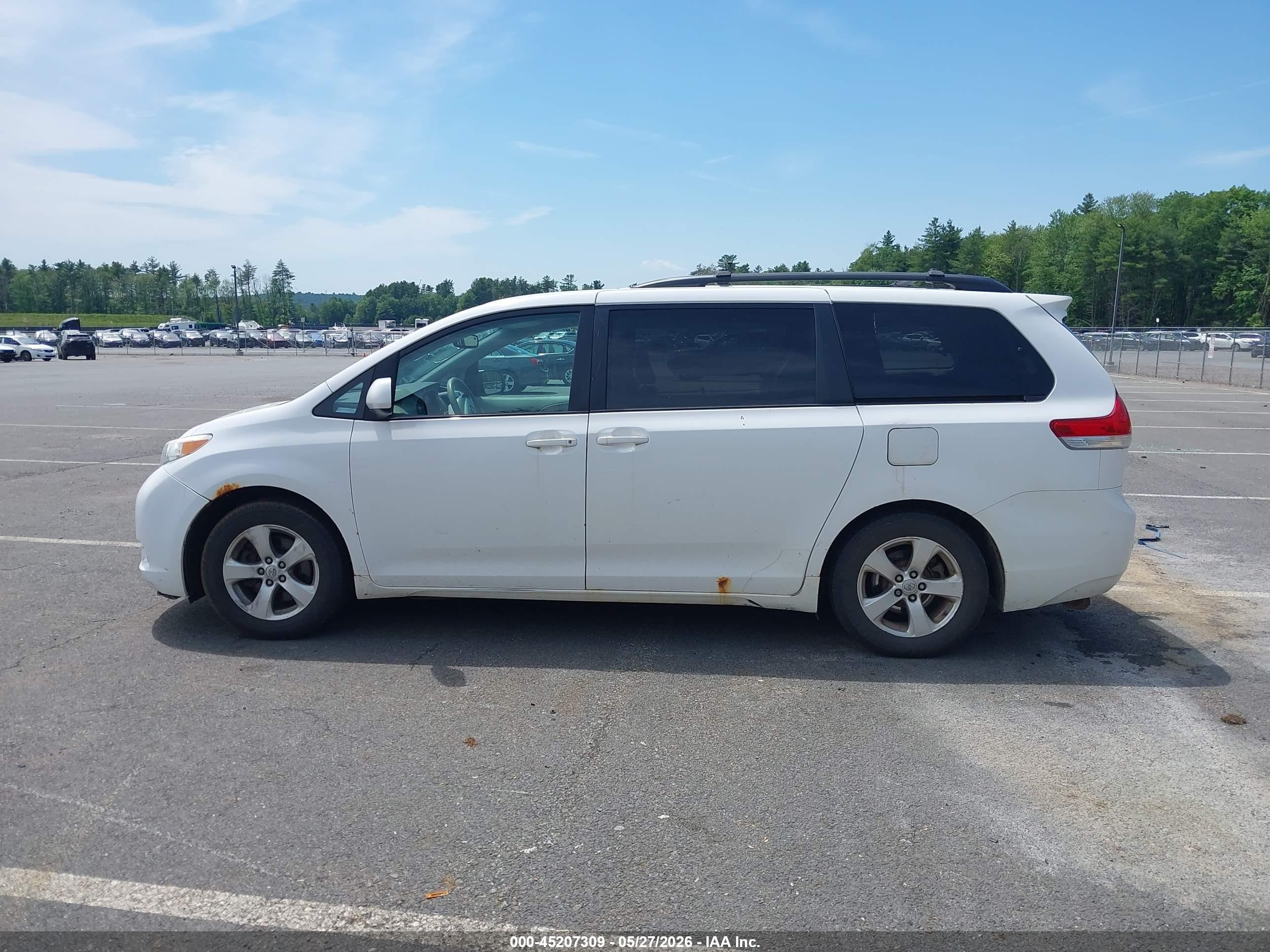 2013 Toyota Sienna Le V6 8 Passenger White vin: 5TDKK3DC3DS340111