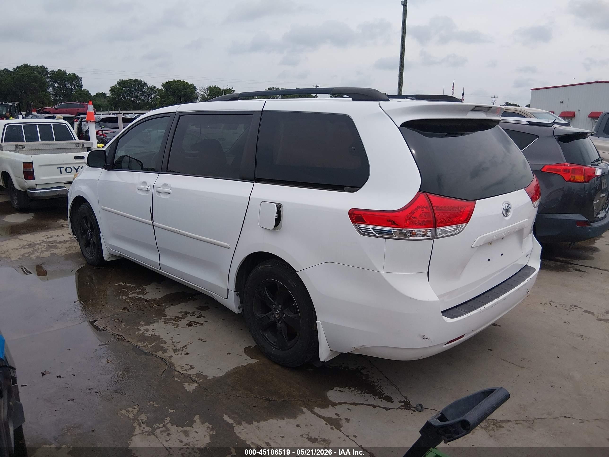 2013 Toyota Sienna Le V6 8 Passenger White vin: 5TDKK3DC3DS348550