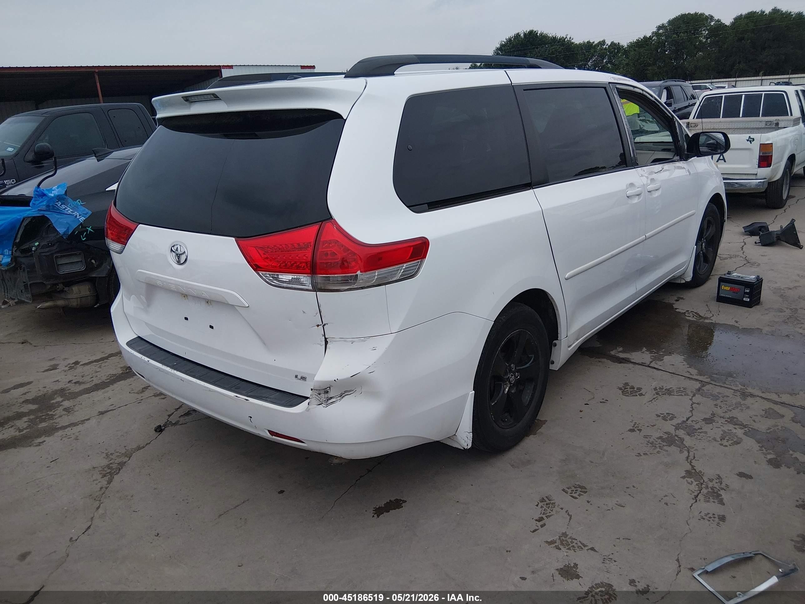2013 Toyota Sienna Le V6 8 Passenger White vin: 5TDKK3DC3DS348550
