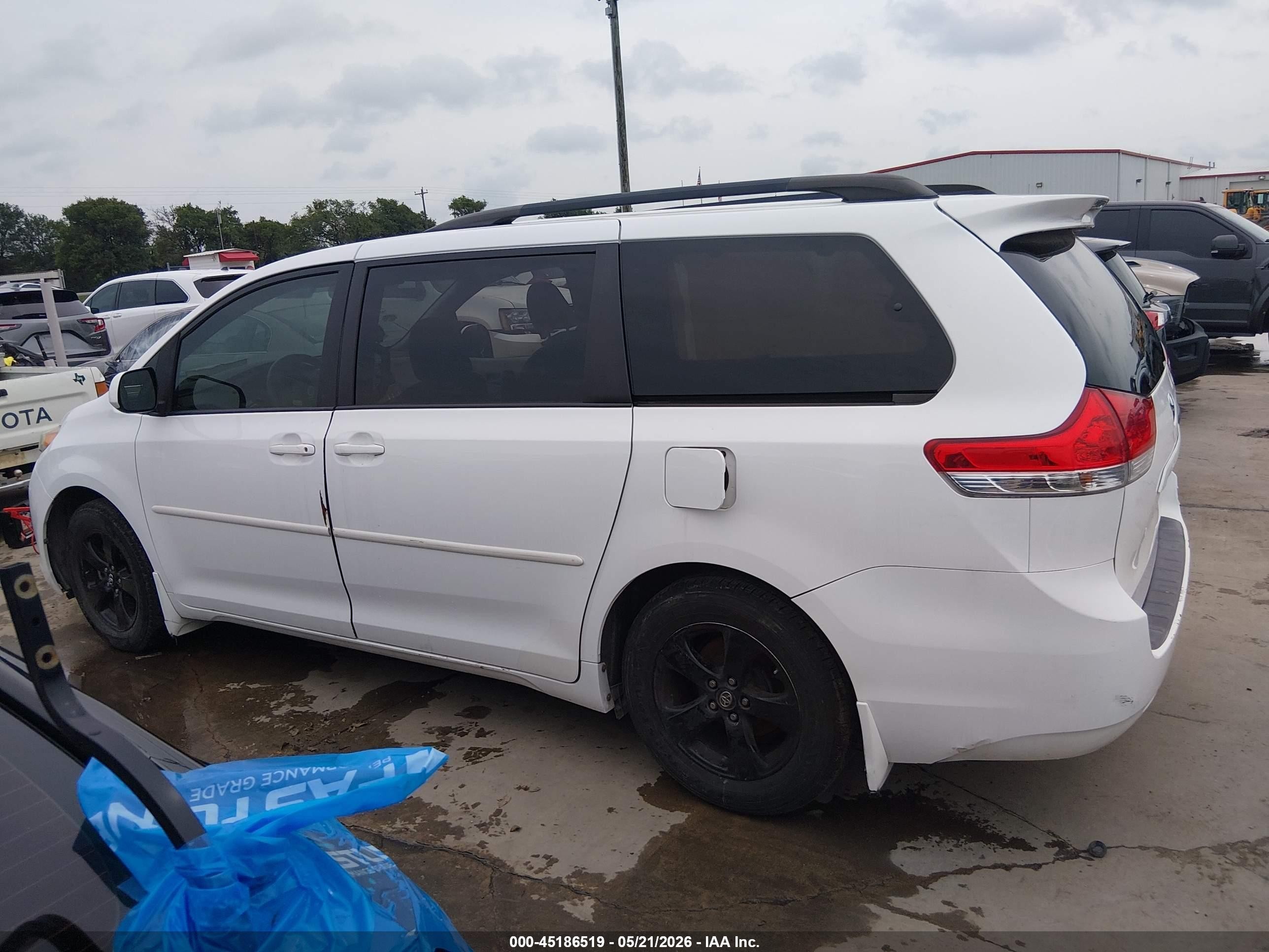 2013 Toyota Sienna Le V6 8 Passenger White vin: 5TDKK3DC3DS348550