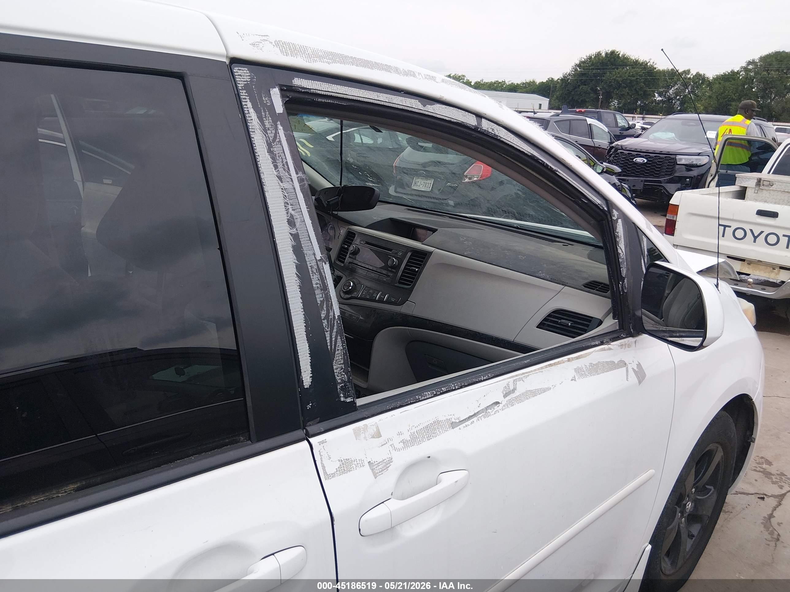 2013 Toyota Sienna Le V6 8 Passenger White vin: 5TDKK3DC3DS348550