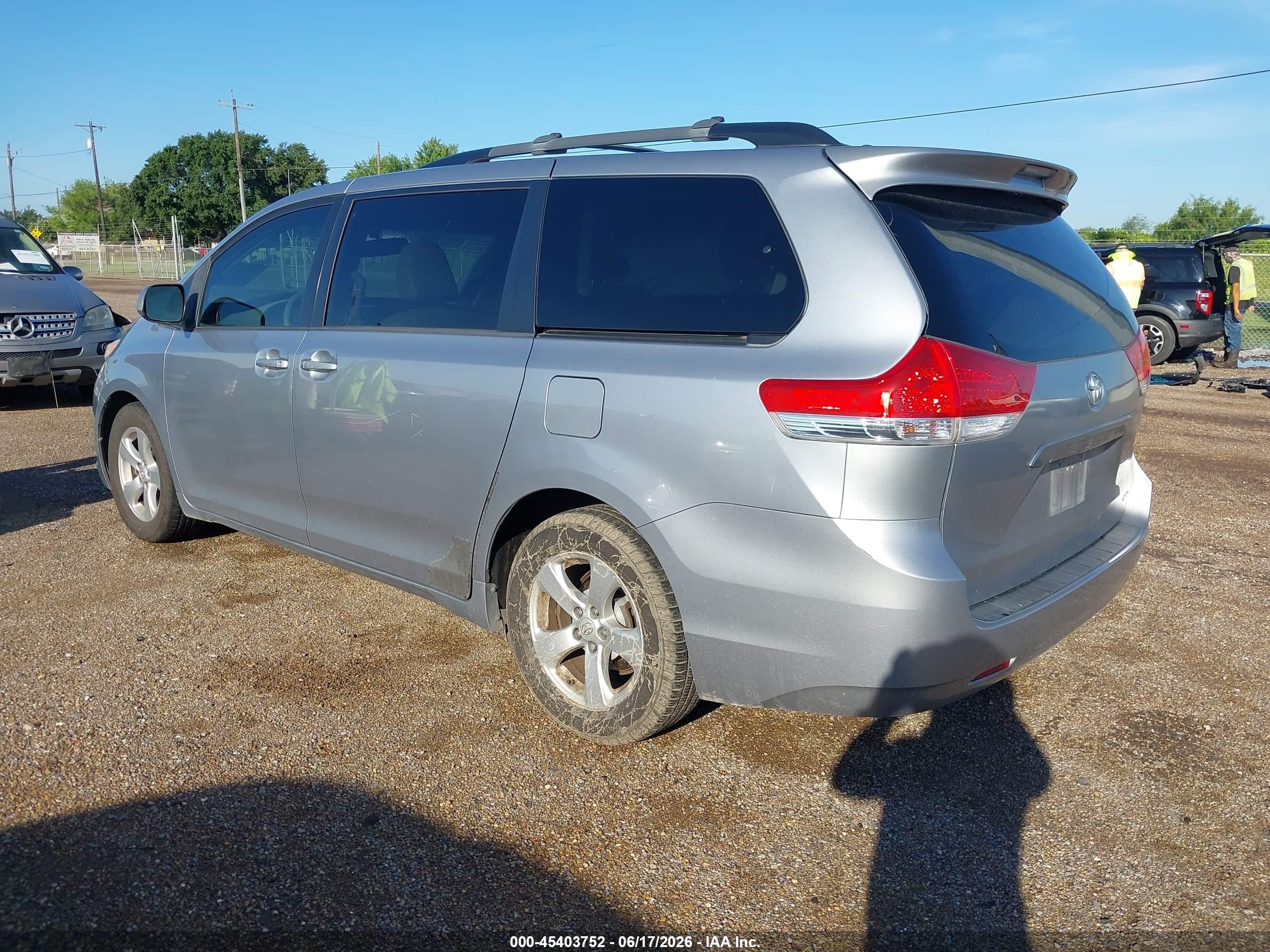 2013 Toyota Sienna Le V6 8 Passenger Silver vin: 5TDKK3DC3DS366630