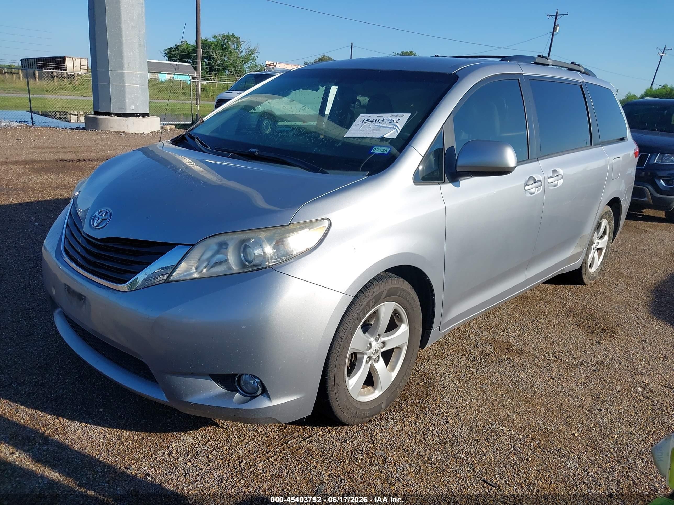2013 Toyota Sienna Le V6 8 Passenger Silver vin: 5TDKK3DC3DS366630