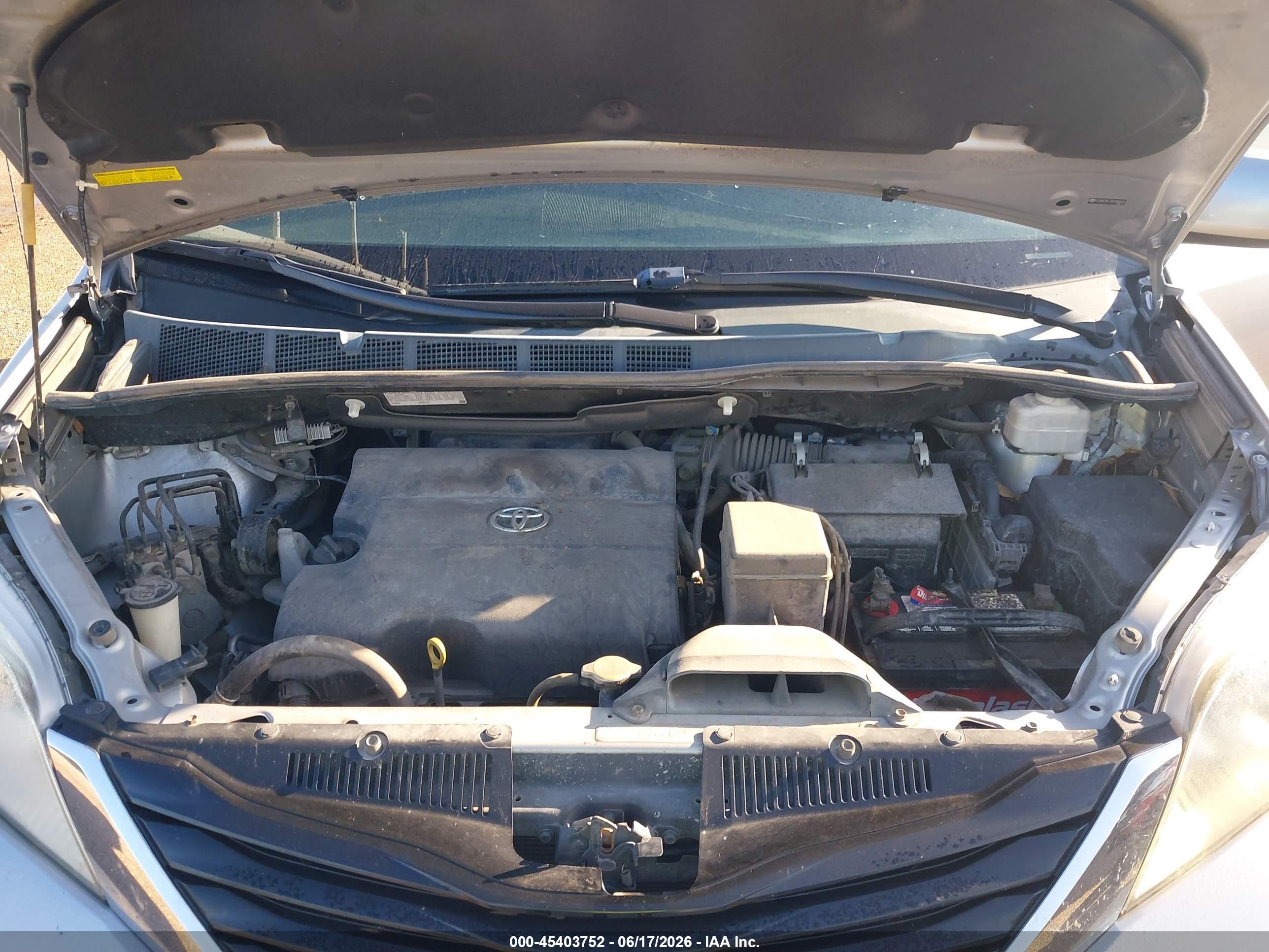 2013 Toyota Sienna Le V6 8 Passenger Silver vin: 5TDKK3DC3DS366630