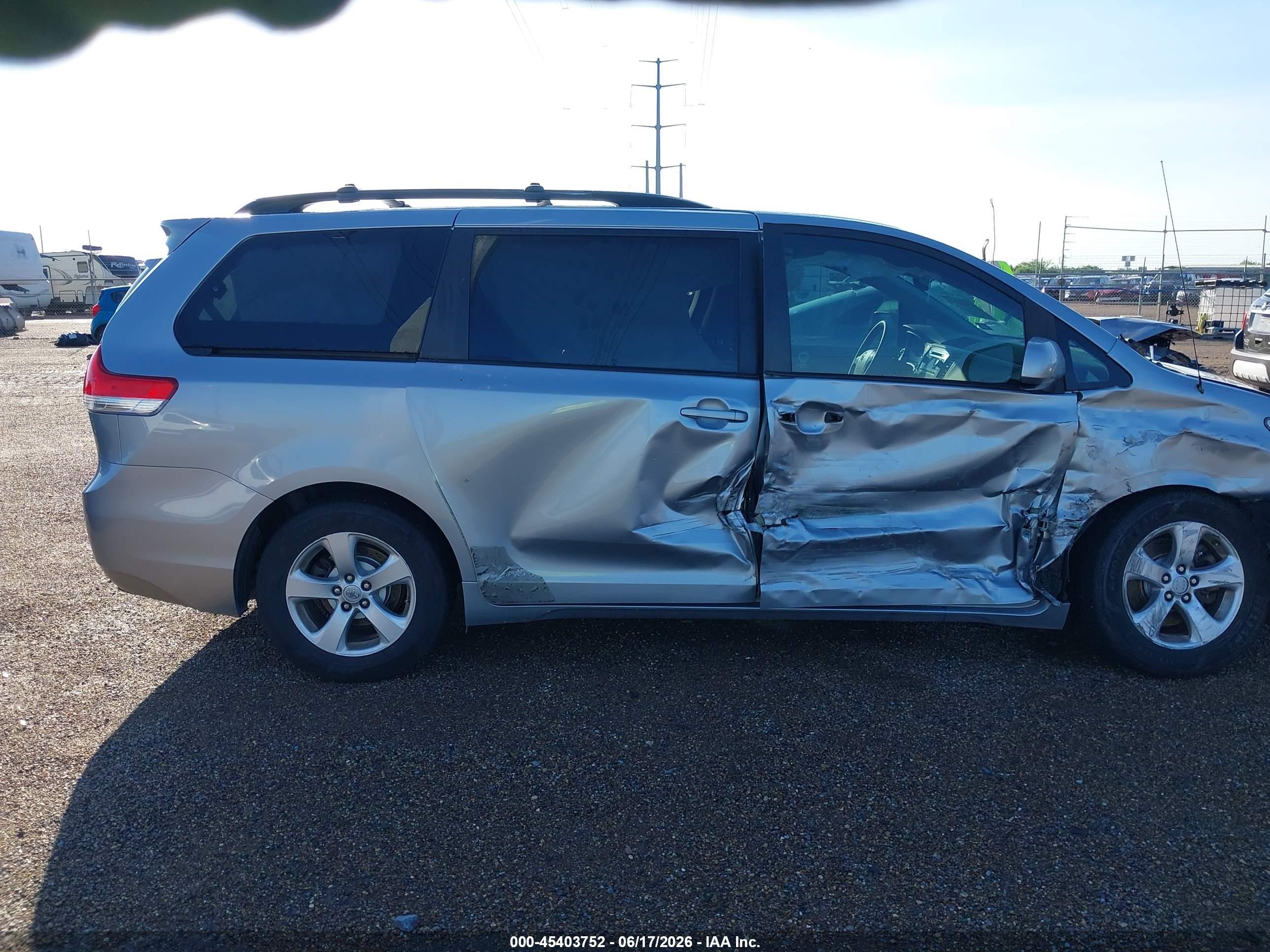 2013 Toyota Sienna Le V6 8 Passenger Silver vin: 5TDKK3DC3DS366630