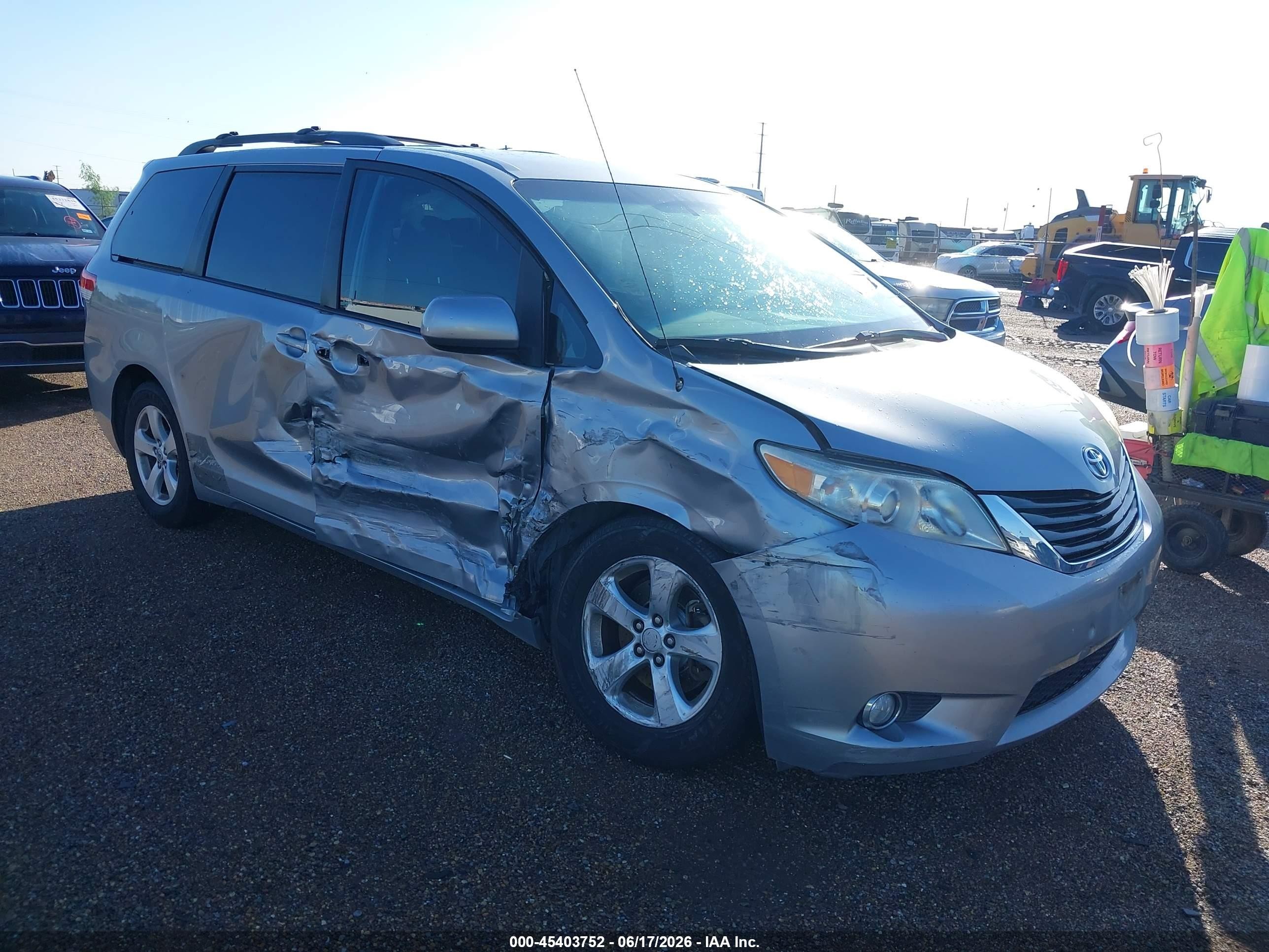 2013 Toyota Sienna Le V6 8 Passenger Silver vin: 5TDKK3DC3DS366630