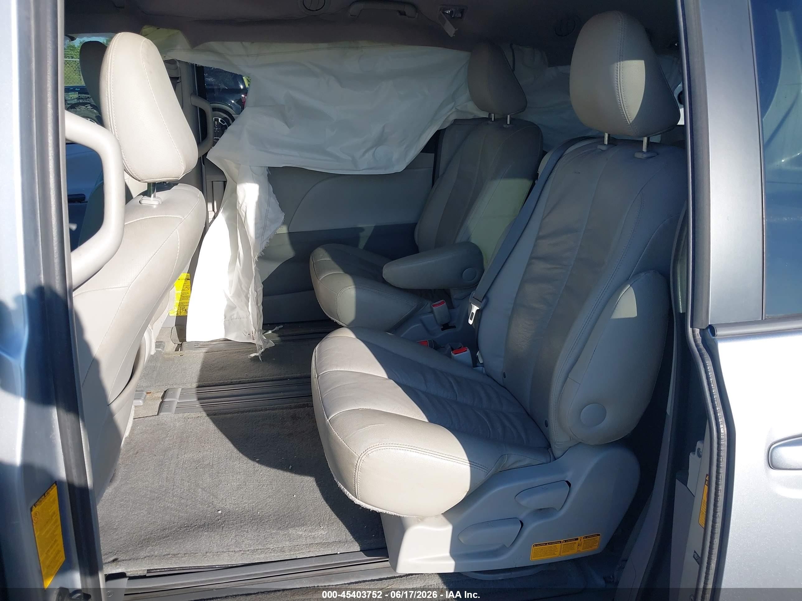 2013 Toyota Sienna Le V6 8 Passenger Silver vin: 5TDKK3DC3DS366630