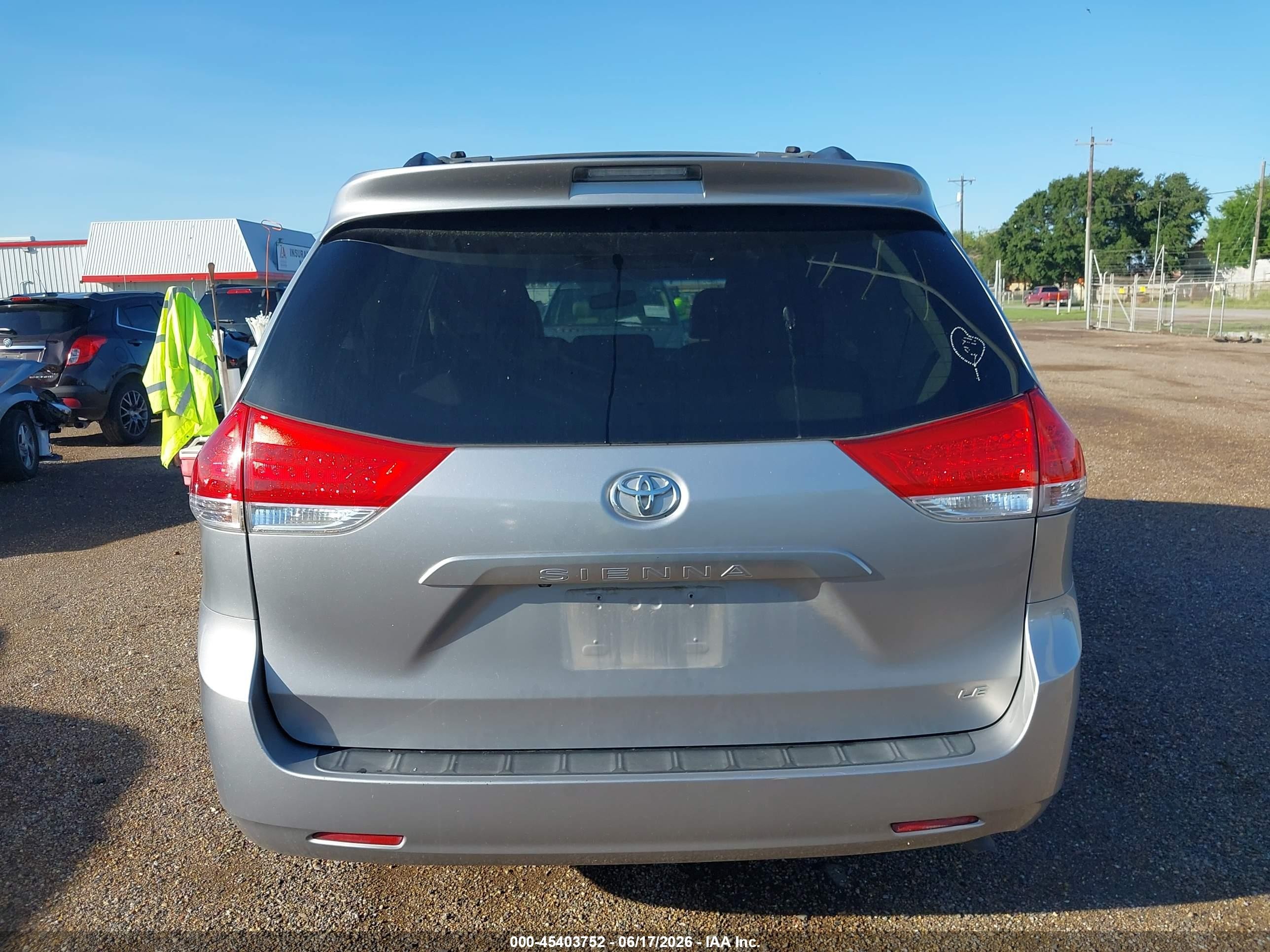 2013 Toyota Sienna Le V6 8 Passenger Silver vin: 5TDKK3DC3DS366630