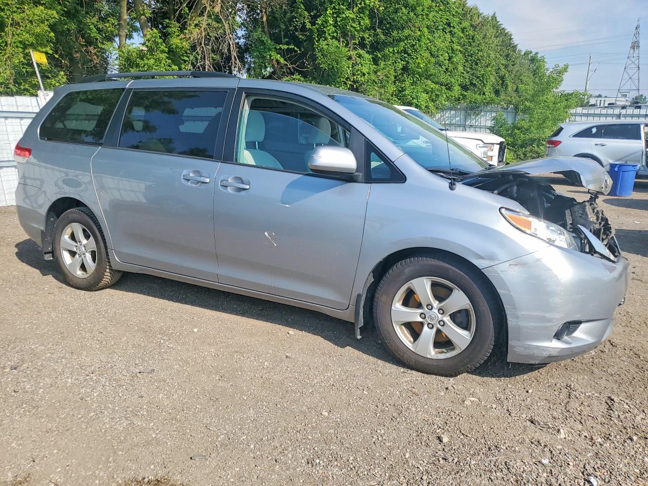 2013 Toyota Sienna Le Silver vin: 5TDKK3DC3DS376297
