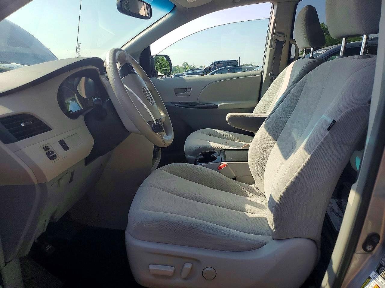 2013 Toyota Sienna Le Silver vin: 5TDKK3DC3DS376297