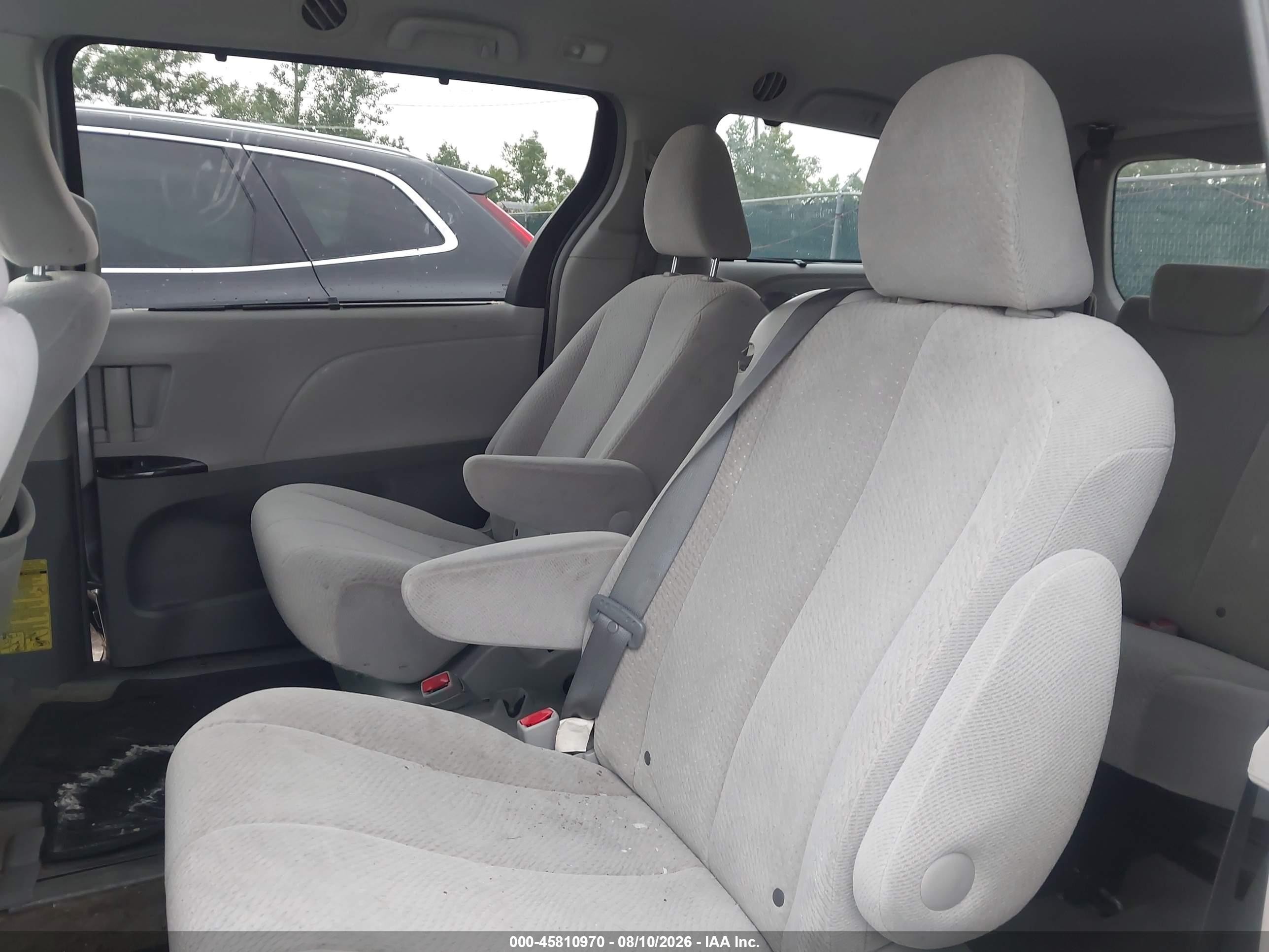 2013 Toyota Sienna Le V6 8 Passenger Silver vin: 5TDKK3DC3DS397747