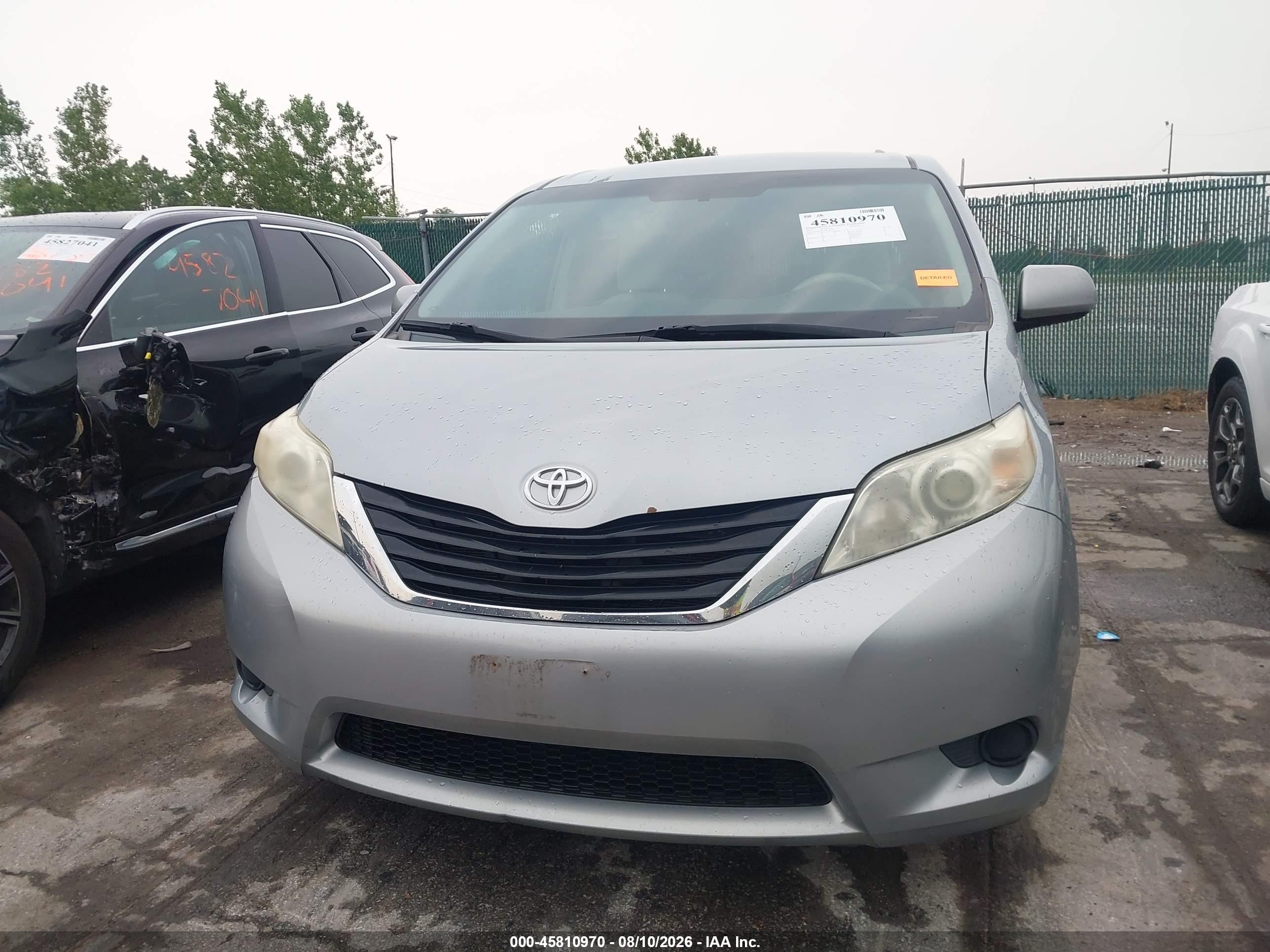 2013 Toyota Sienna Le V6 8 Passenger Silver vin: 5TDKK3DC3DS397747
