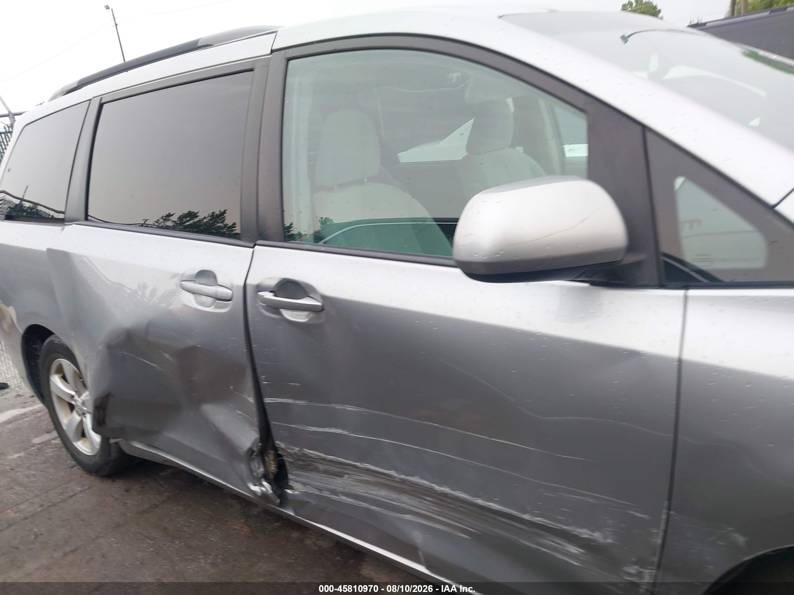 2013 Toyota Sienna Le V6 8 Passenger Silver vin: 5TDKK3DC3DS397747