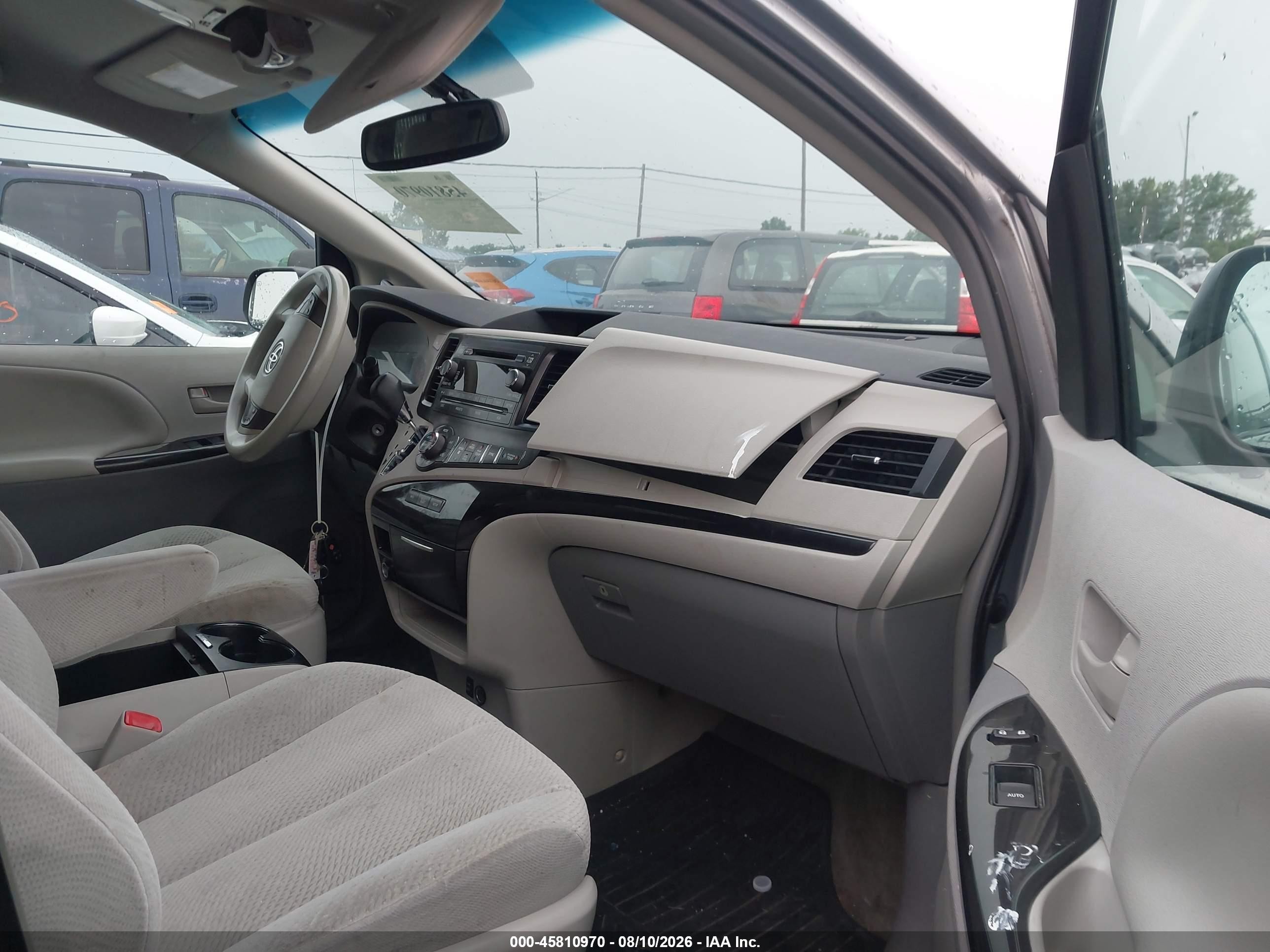 2013 Toyota Sienna Le V6 8 Passenger Silver vin: 5TDKK3DC3DS397747