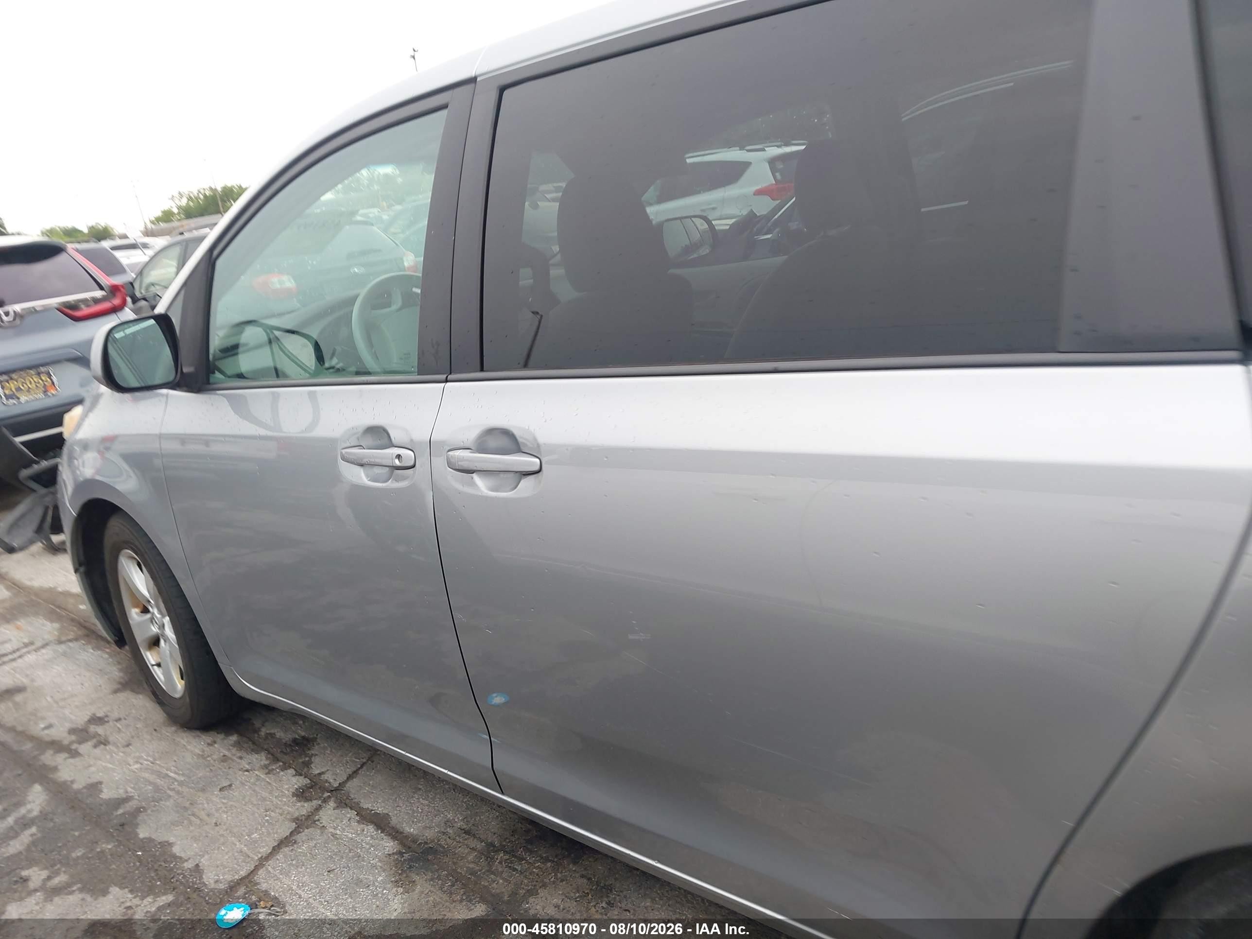 2013 Toyota Sienna Le V6 8 Passenger Silver vin: 5TDKK3DC3DS397747