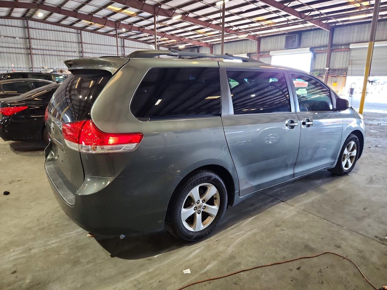 2013 Toyota Sienna Le Серый vin: 5TDKK3DC3DS400713