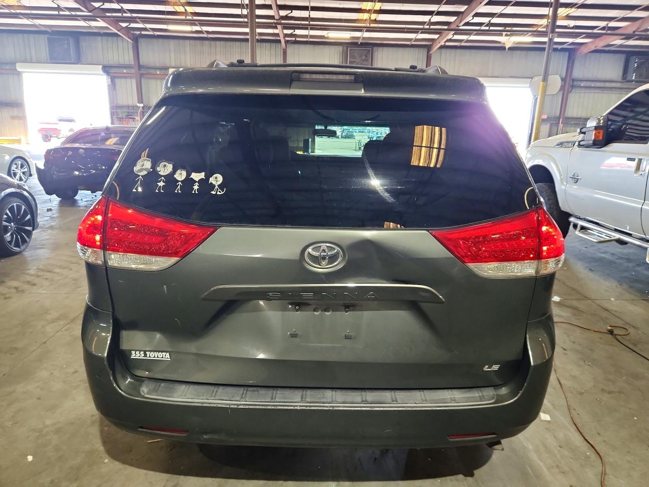 2013 Toyota Sienna Le Серый vin: 5TDKK3DC3DS400713
