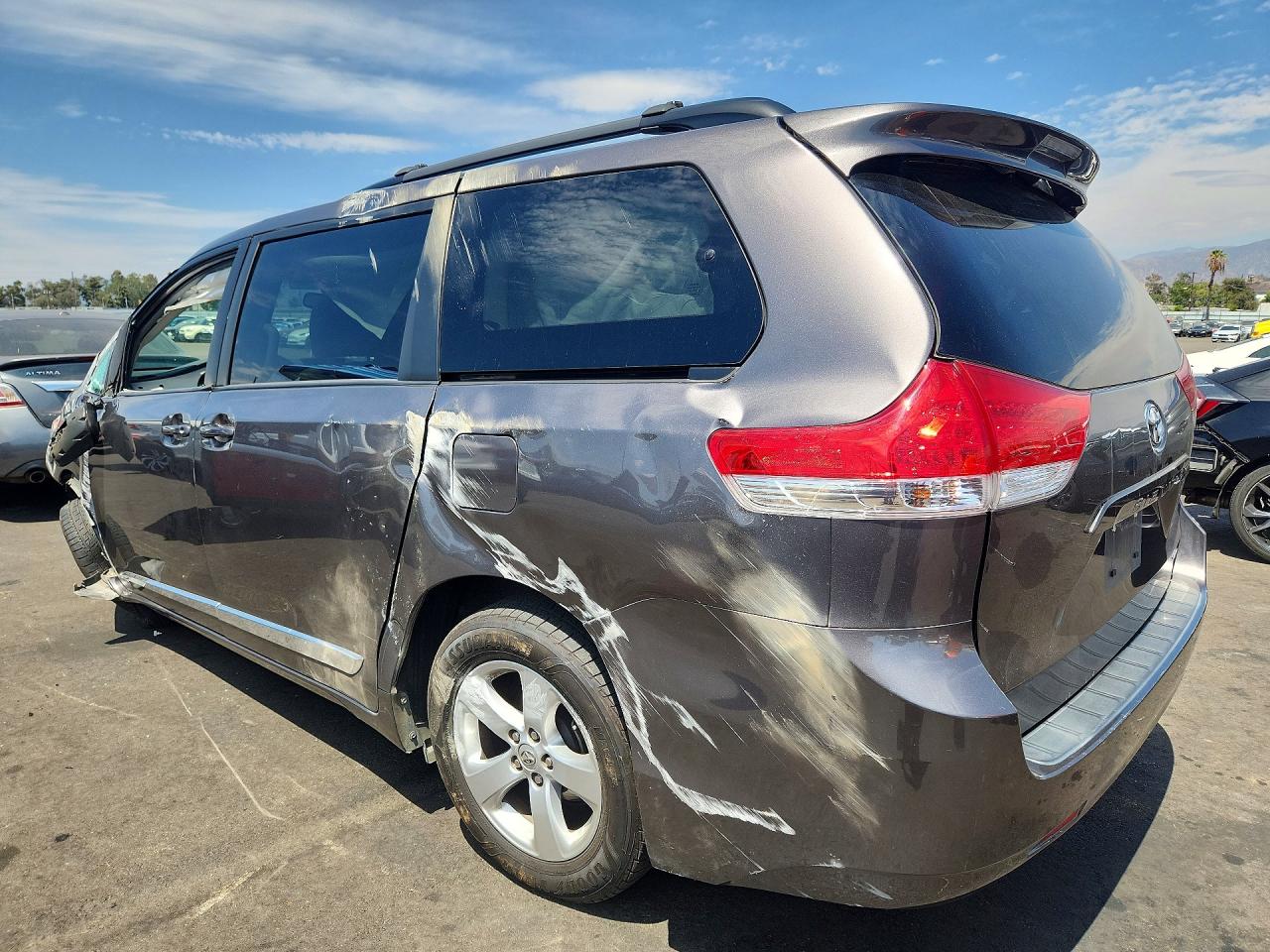 2013 Toyota Sienna Le Серый vin: 5TDKK3DC3DS400792