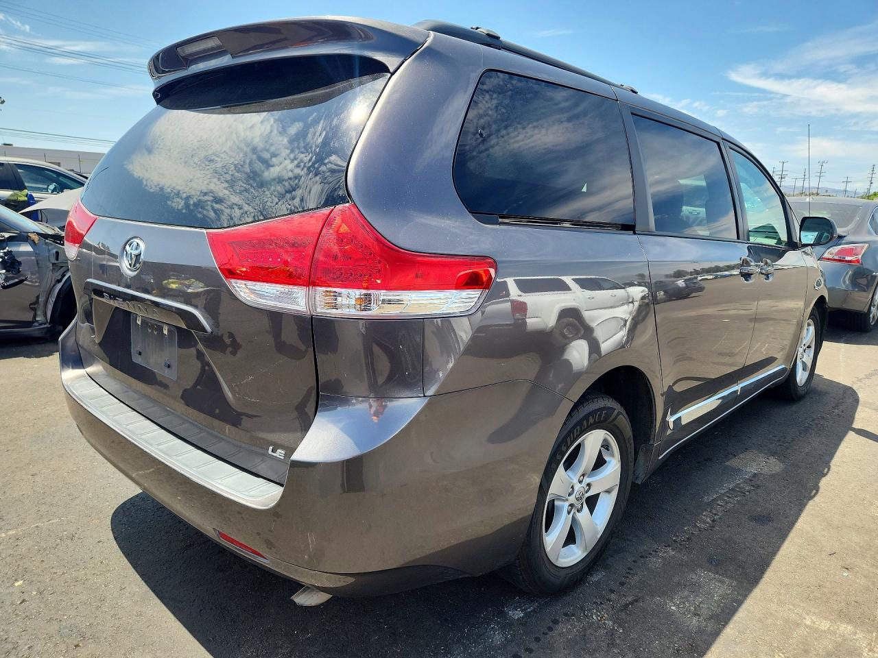 2013 Toyota Sienna Le Серый vin: 5TDKK3DC3DS400792