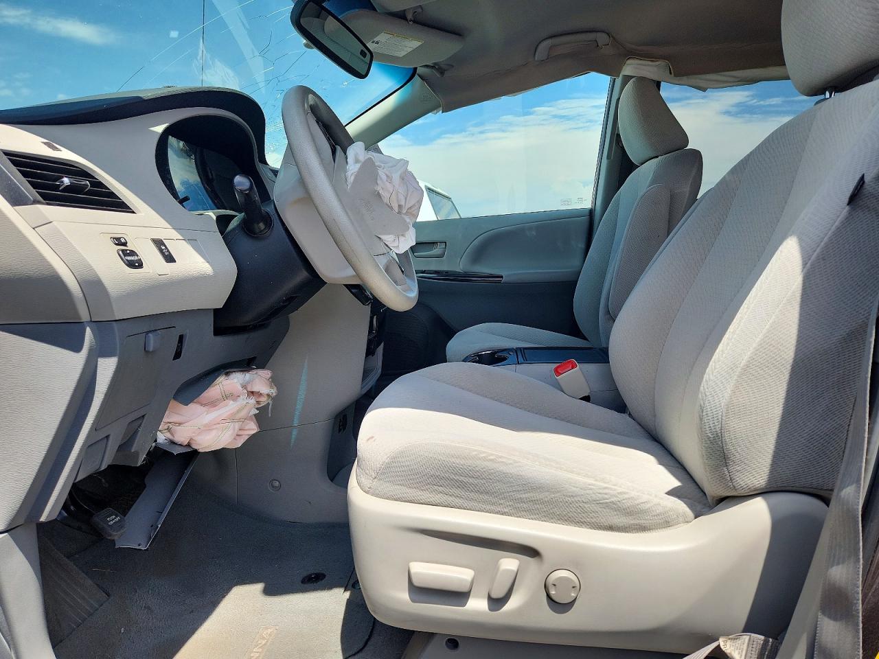 2013 Toyota Sienna Le Серый vin: 5TDKK3DC3DS400792