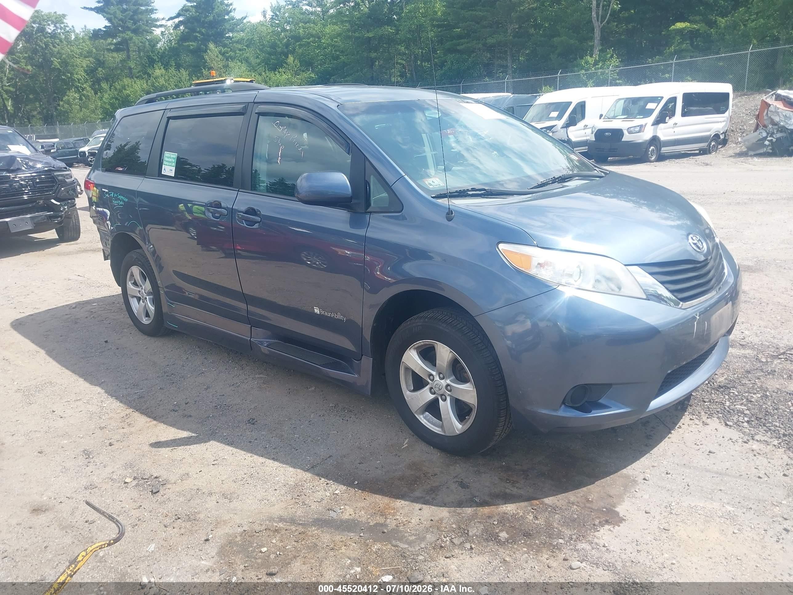 2014 Toyota Sienna Le V6 7 Passenger Mobility Blue vin: 5TDKK3DC3ES433342
