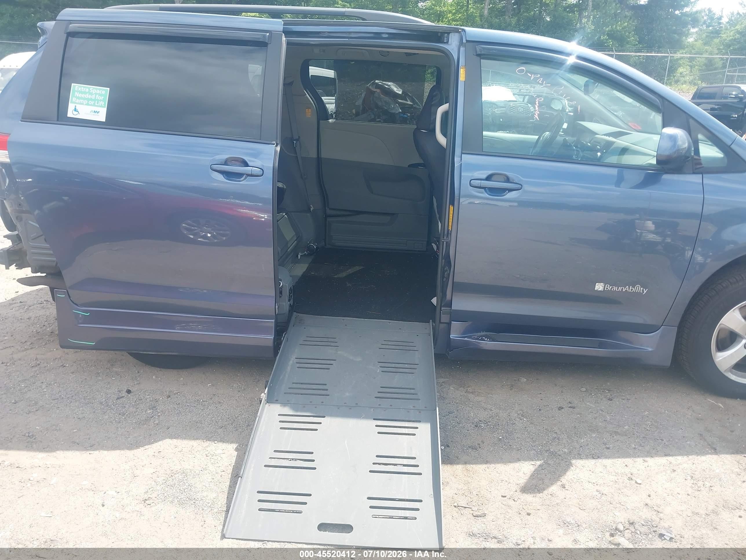 2014 Toyota Sienna Le V6 7 Passenger Mobility Blue vin: 5TDKK3DC3ES433342