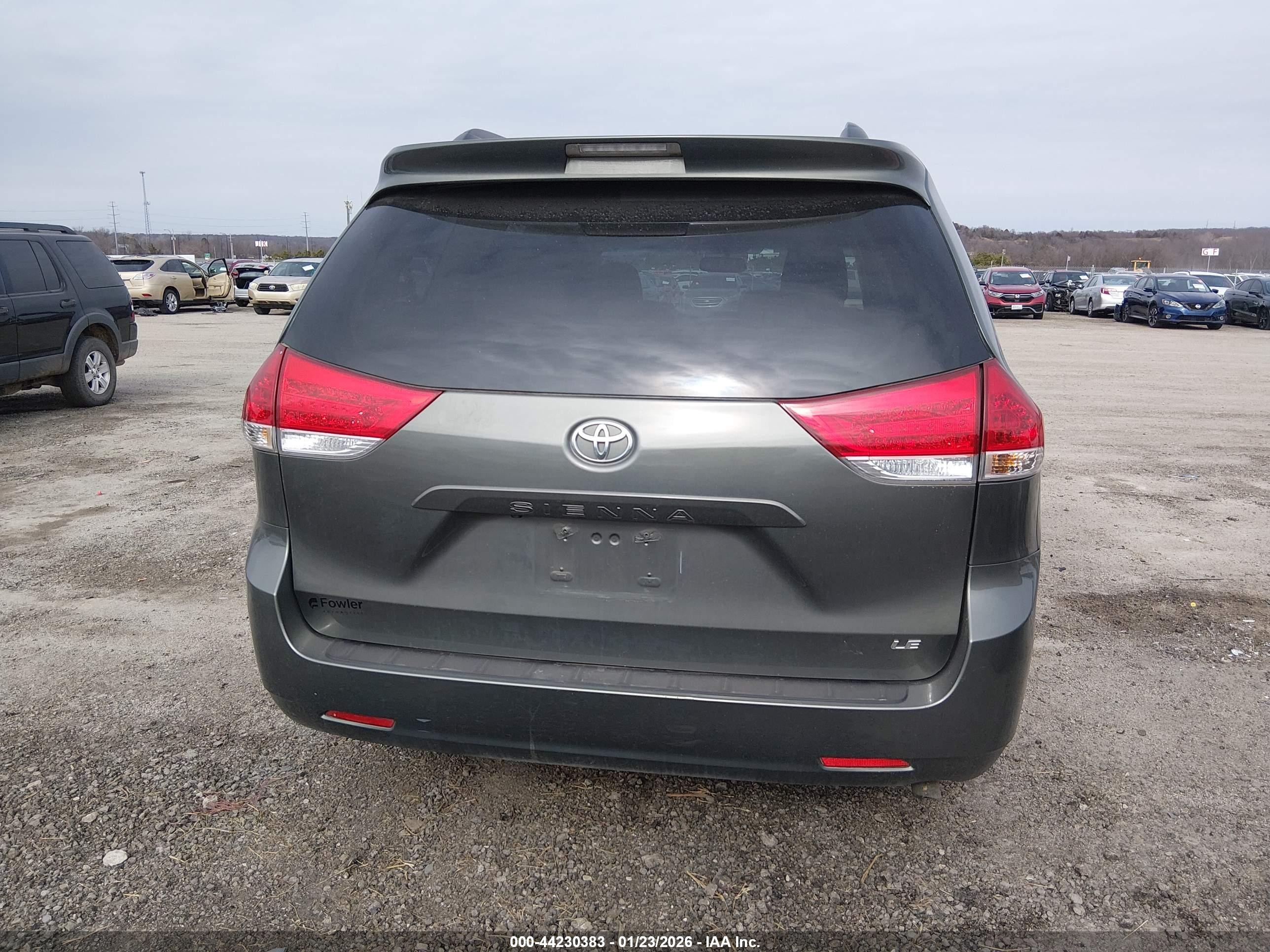 2014 Toyota Sienna Le V6 8 Passenger Gray vin: 5TDKK3DC3ES441232