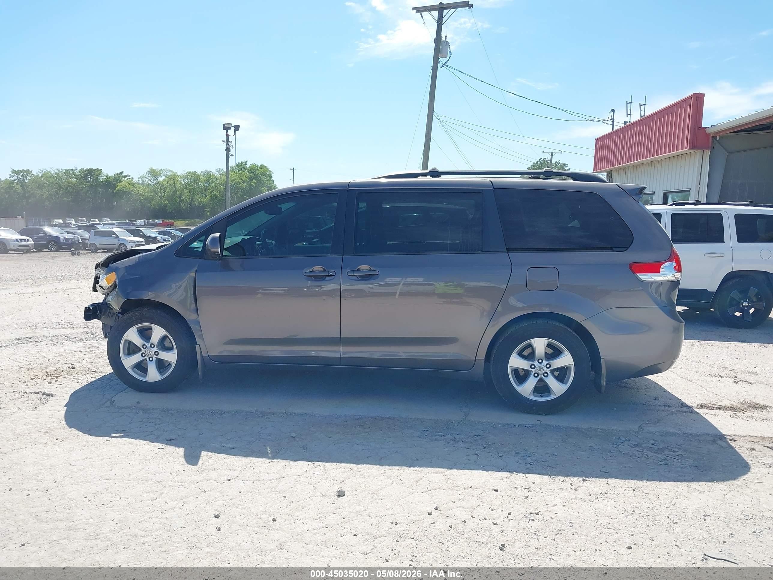 2014 Toyota Sienna Le V6 8 Passenger Gray vin: 5TDKK3DC3ES447158