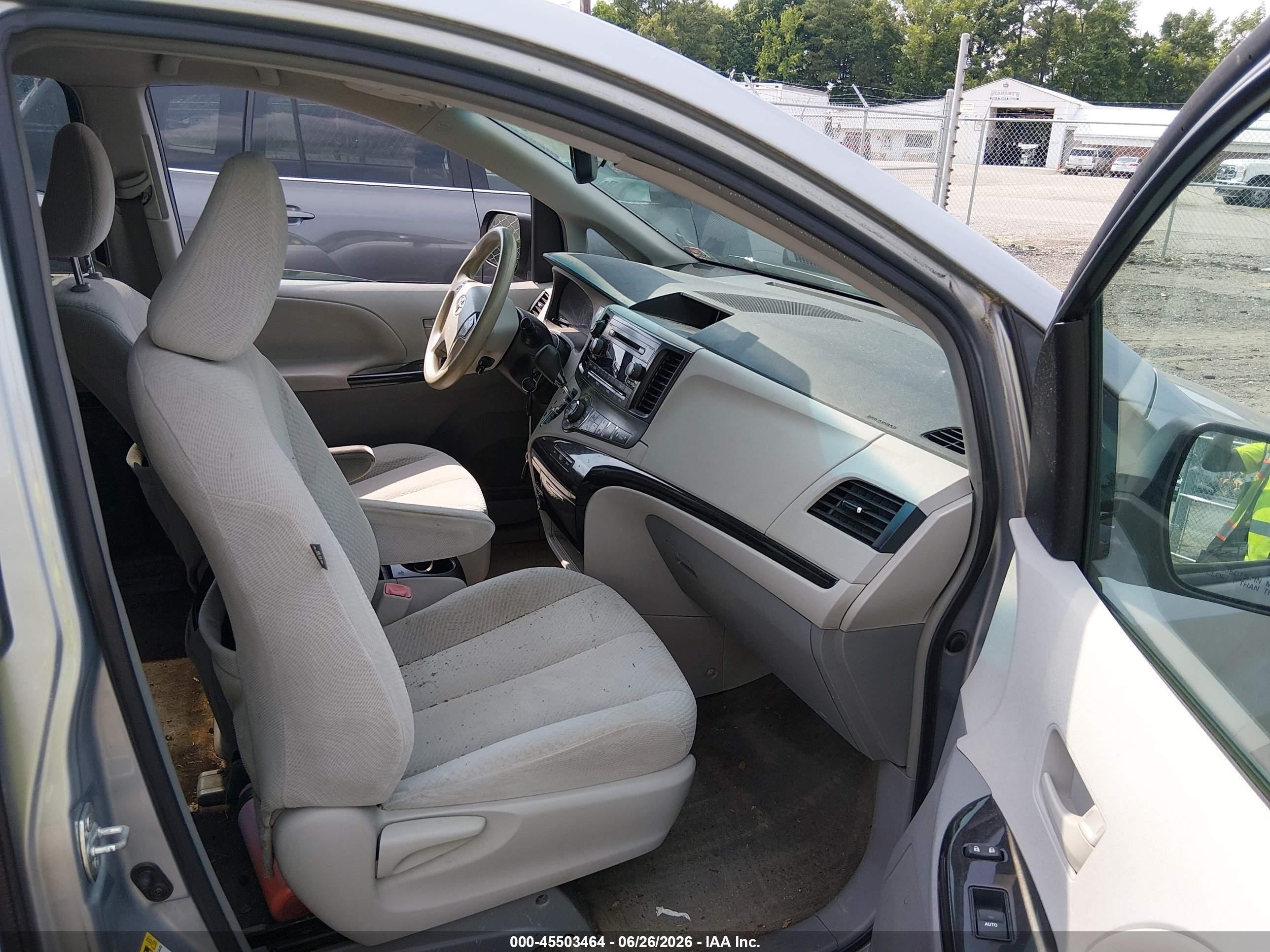 2014 Toyota Sienna Le V6 8 Passenger Gray vin: 5TDKK3DC3ES450979