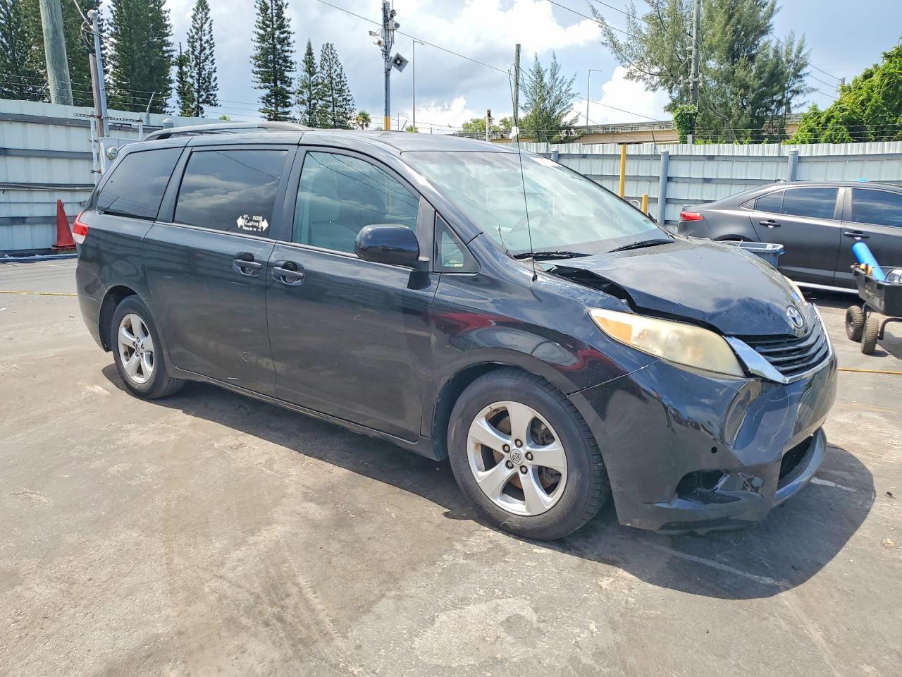 2014 Toyota Sienna Le Black vin: 5TDKK3DC3ES473999