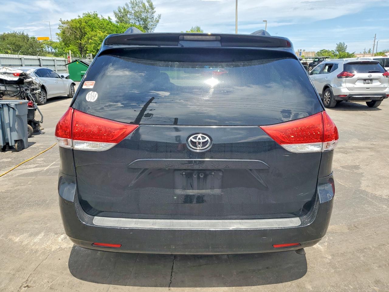 2014 Toyota Sienna Le Black vin: 5TDKK3DC3ES473999