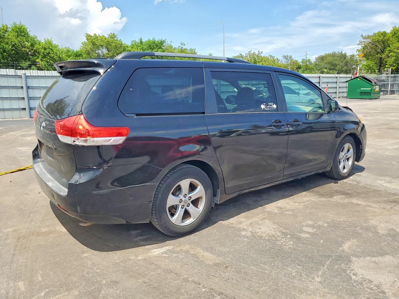 2014 Toyota Sienna Le Black vin: 5TDKK3DC3ES473999