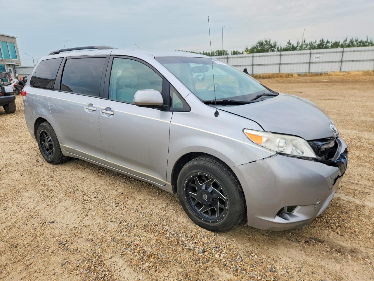 2014 Toyota Sienna Le Silver vin: 5TDKK3DC3ES483299