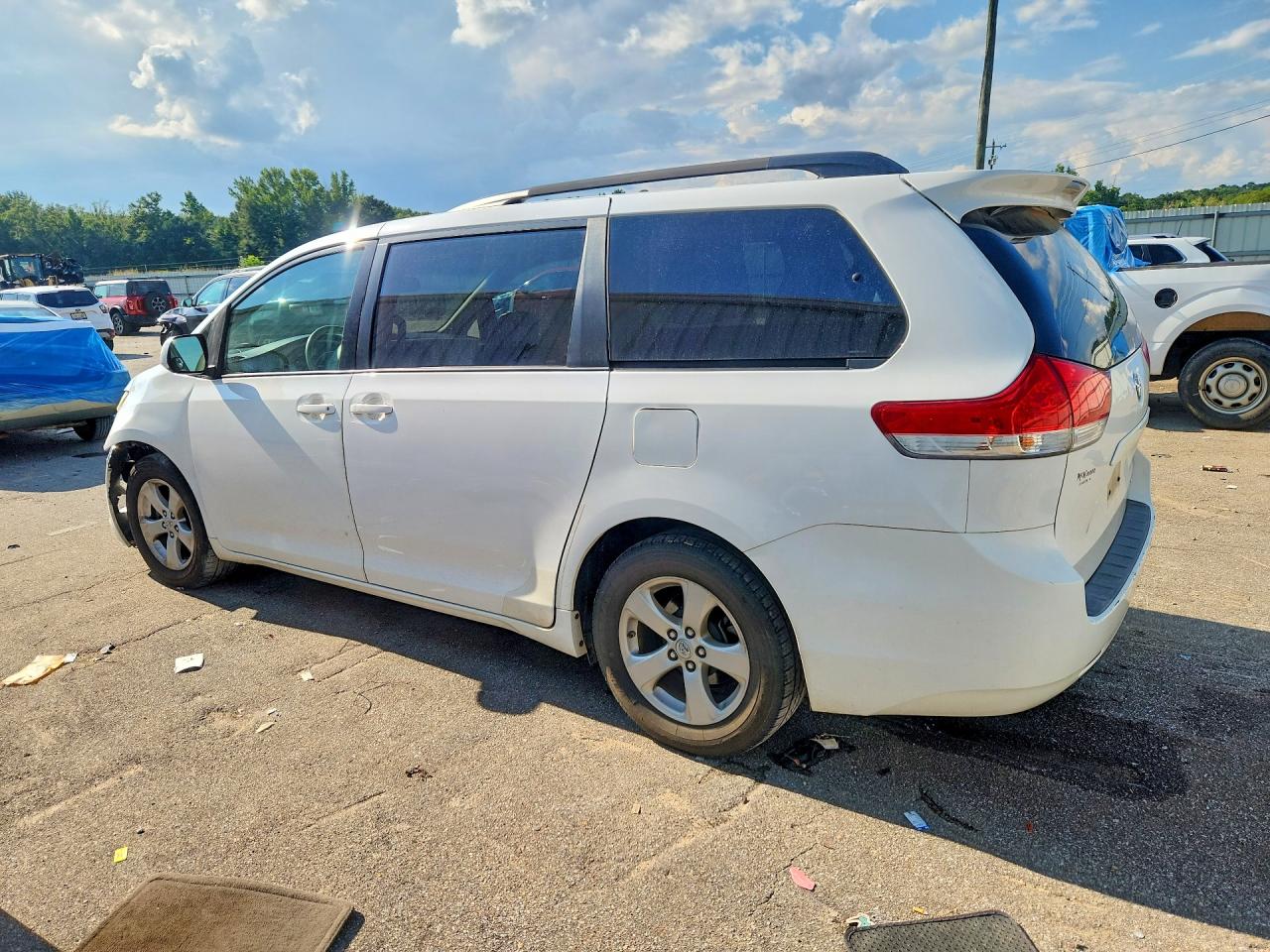 2014 Toyota Sienna Le White vin: 5TDKK3DC3ES484842