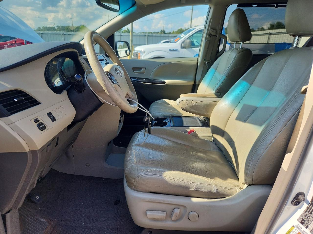 2014 Toyota Sienna Le White vin: 5TDKK3DC3ES484842