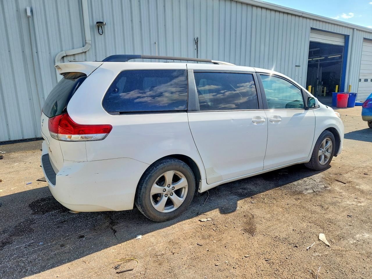 2014 Toyota Sienna Le White vin: 5TDKK3DC3ES484842