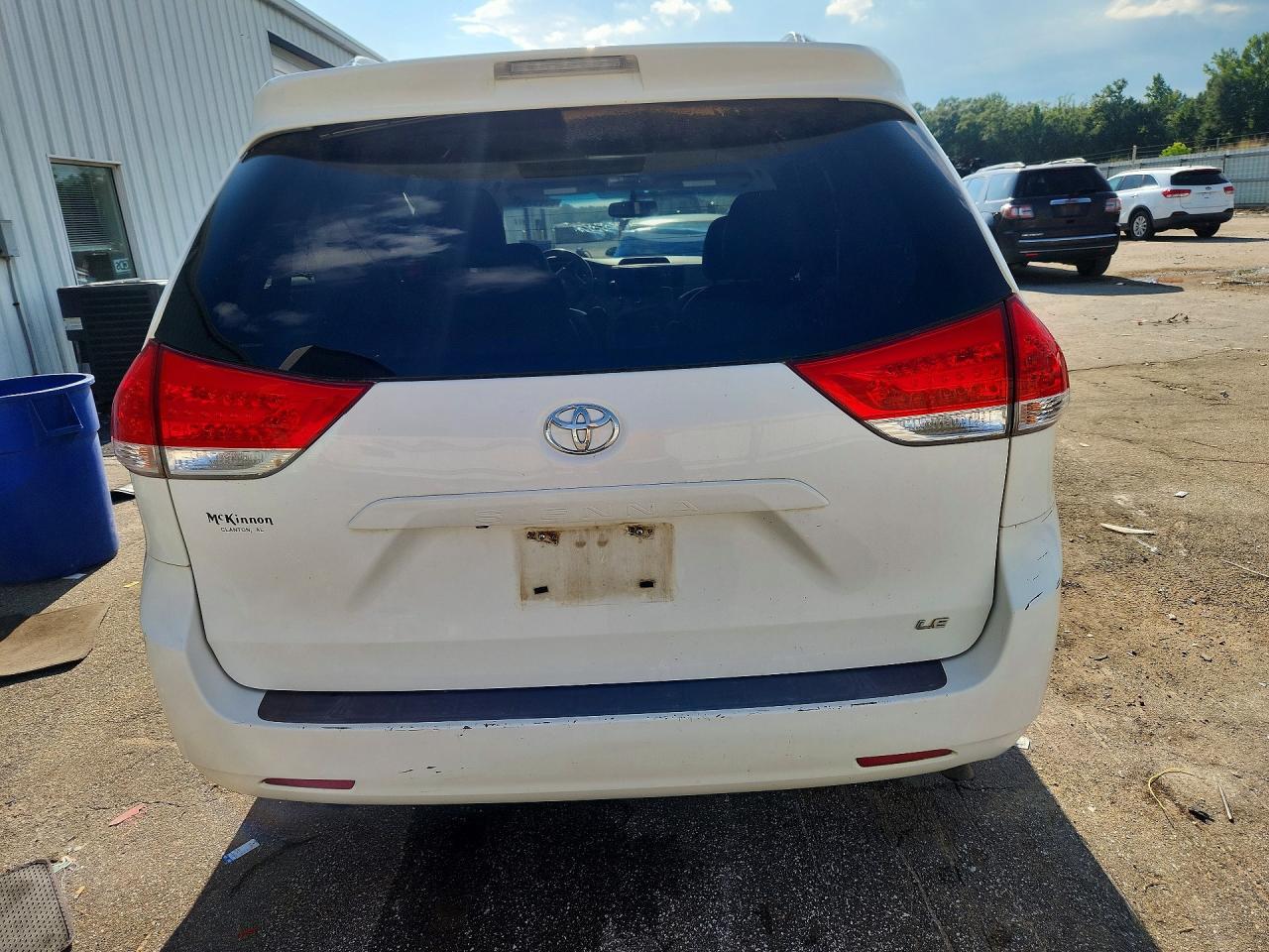 2014 Toyota Sienna Le White vin: 5TDKK3DC3ES484842