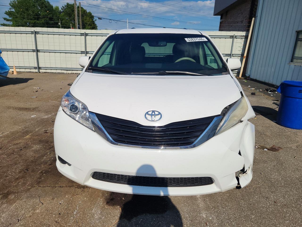 2014 Toyota Sienna Le White vin: 5TDKK3DC3ES484842