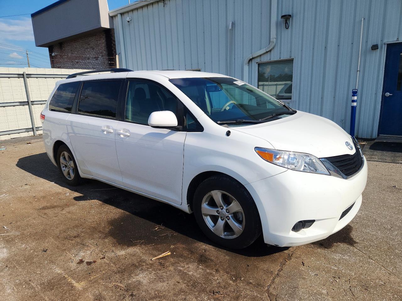 2014 Toyota Sienna Le White vin: 5TDKK3DC3ES484842