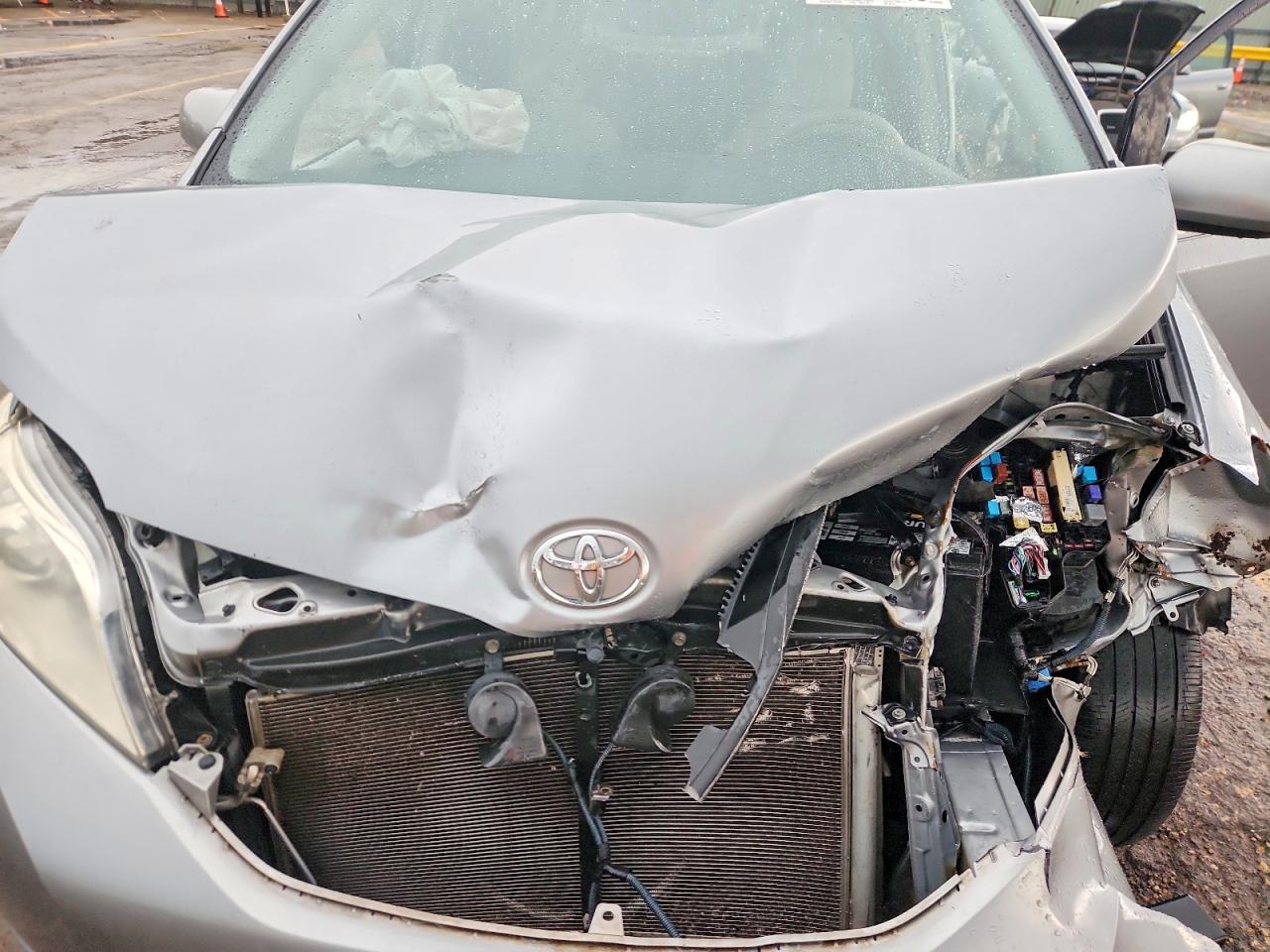 2014 Toyota Sienna Le Silver vin: 5TDKK3DC3ES487191