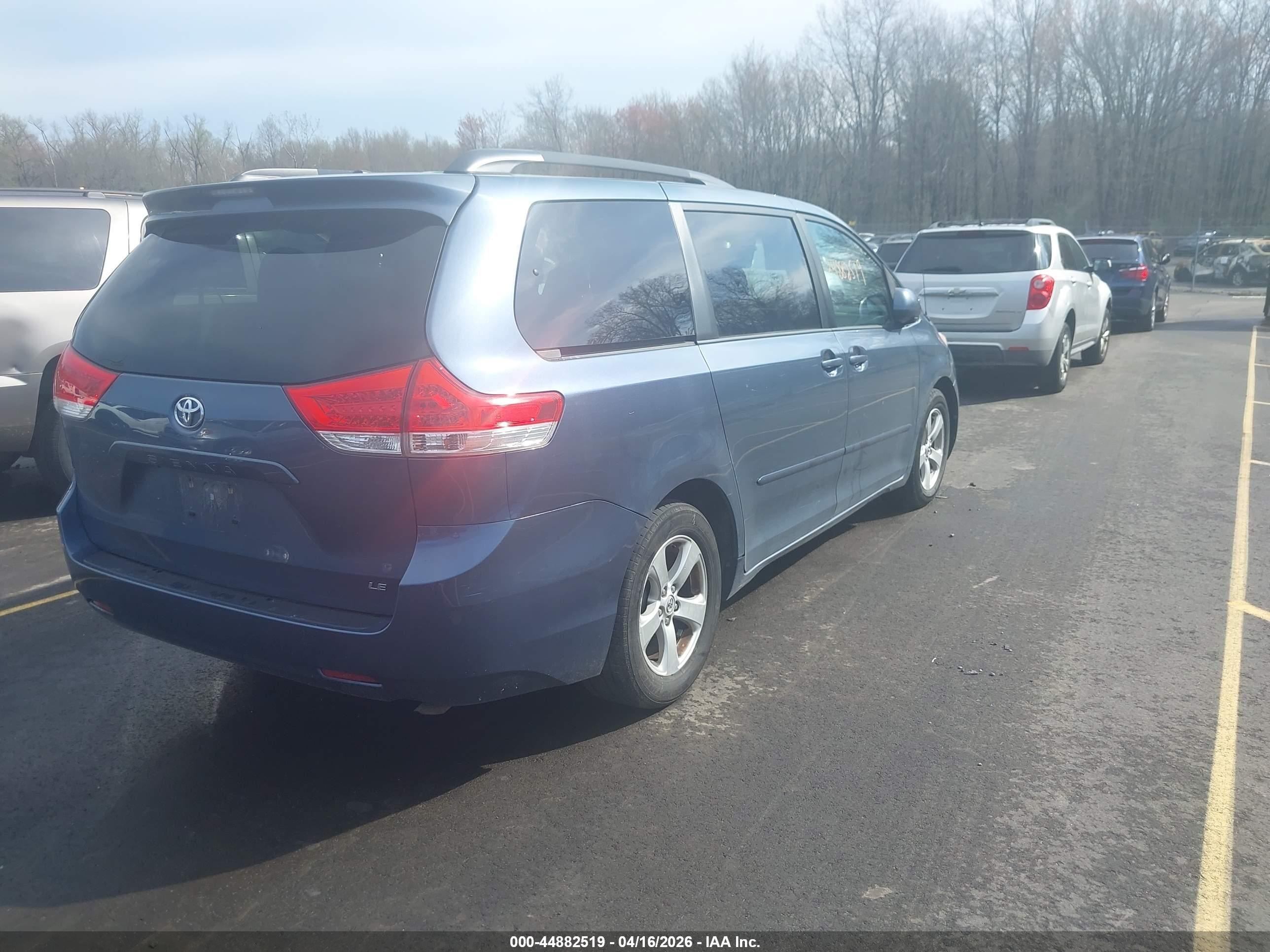 2014 Toyota Sienna Le V6 8 Passenger Blue vin: 5TDKK3DC3ES487319