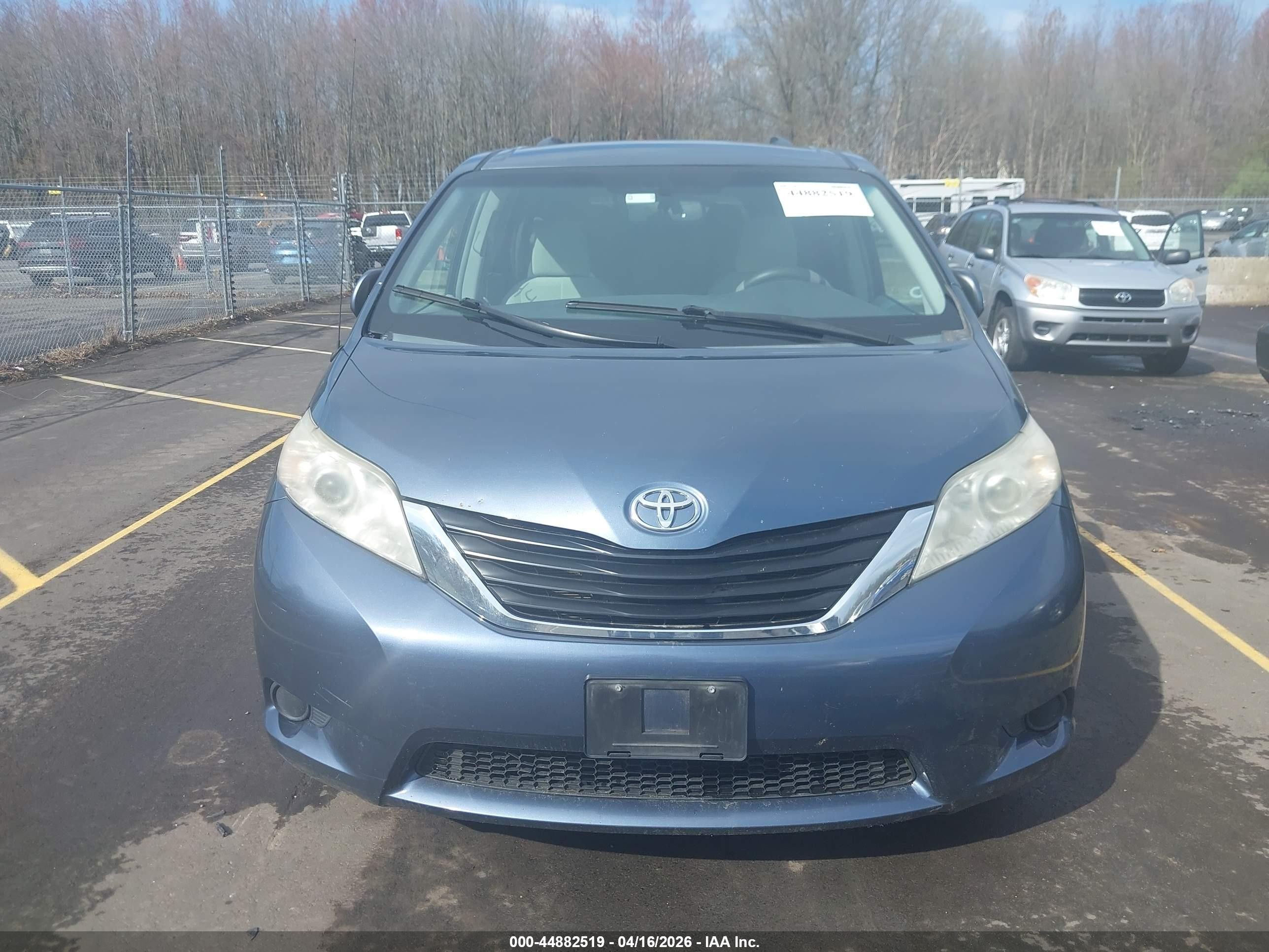 2014 Toyota Sienna Le V6 8 Passenger Blue vin: 5TDKK3DC3ES487319